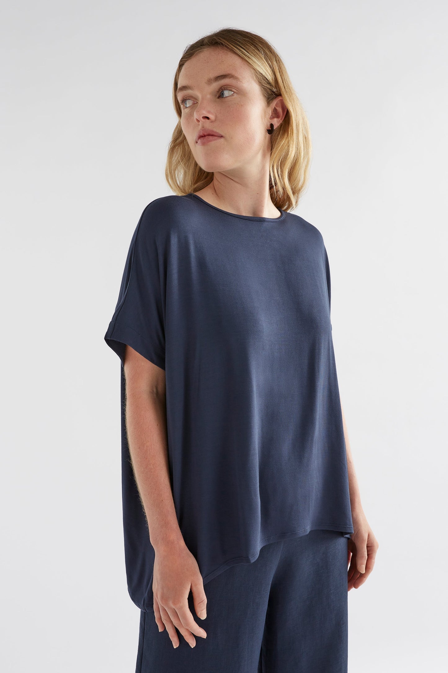 Telse Relaxed Stretch T-shirt Model Front Bella | STEEL BLUE