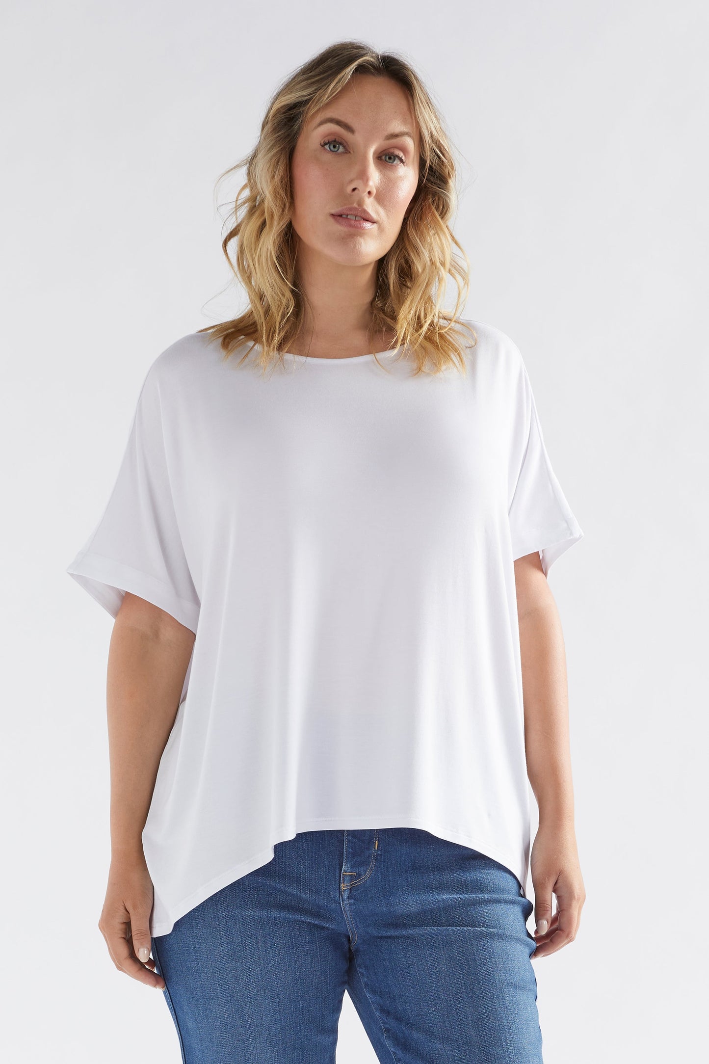 Telse Relaxed Stretch T-shirt Model Front Jess  | WHITE