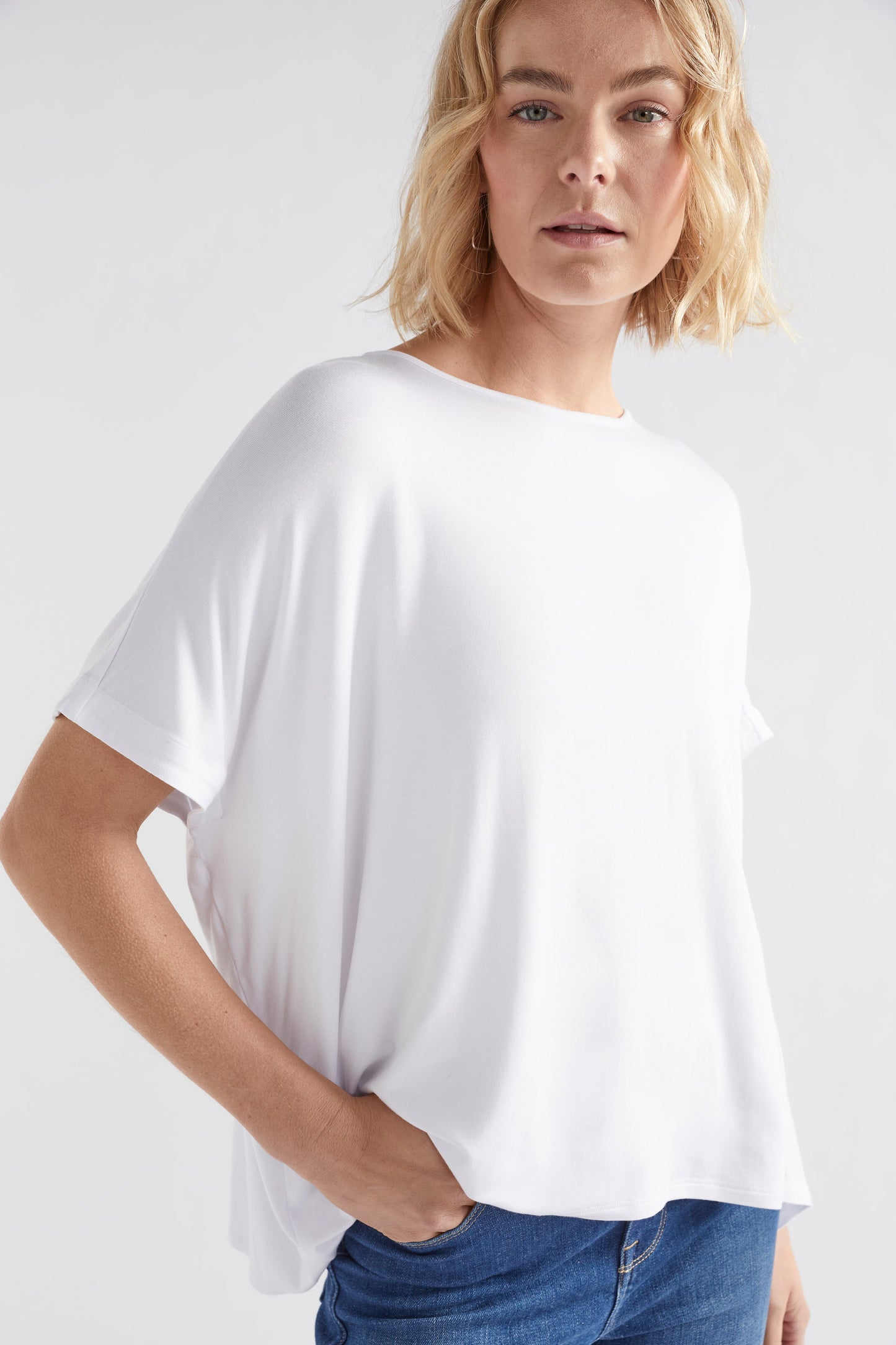 Telse Relaxed Stretch T-shirt Model Front Detail | WHITE