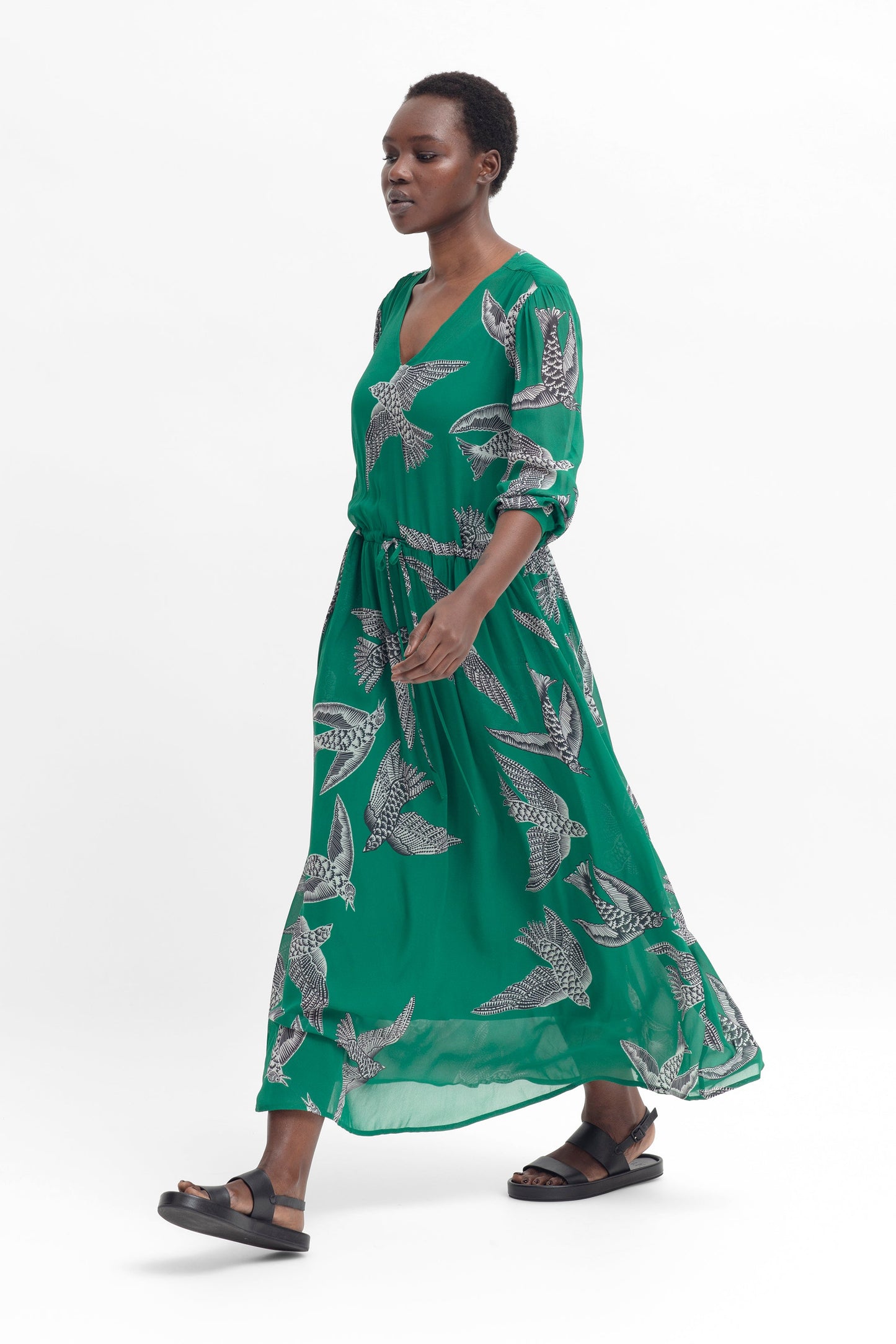 Gresja Long Sleeve V-neck Bird Print Dress Model Walking | VOGEL PRINT
