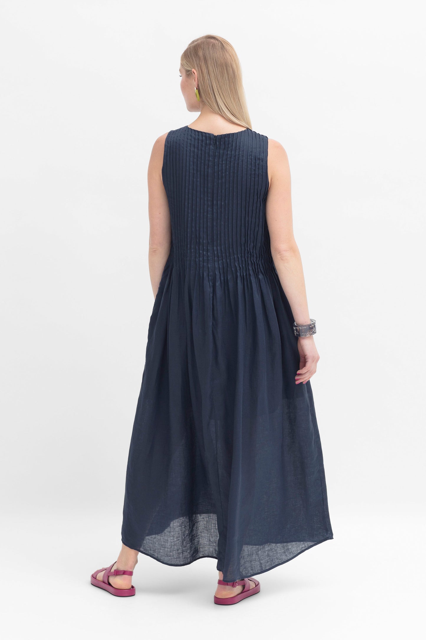 Lin Linen A-line Sleeveless Pintuck Detail Long Dress Model Back | STEEL BLUE