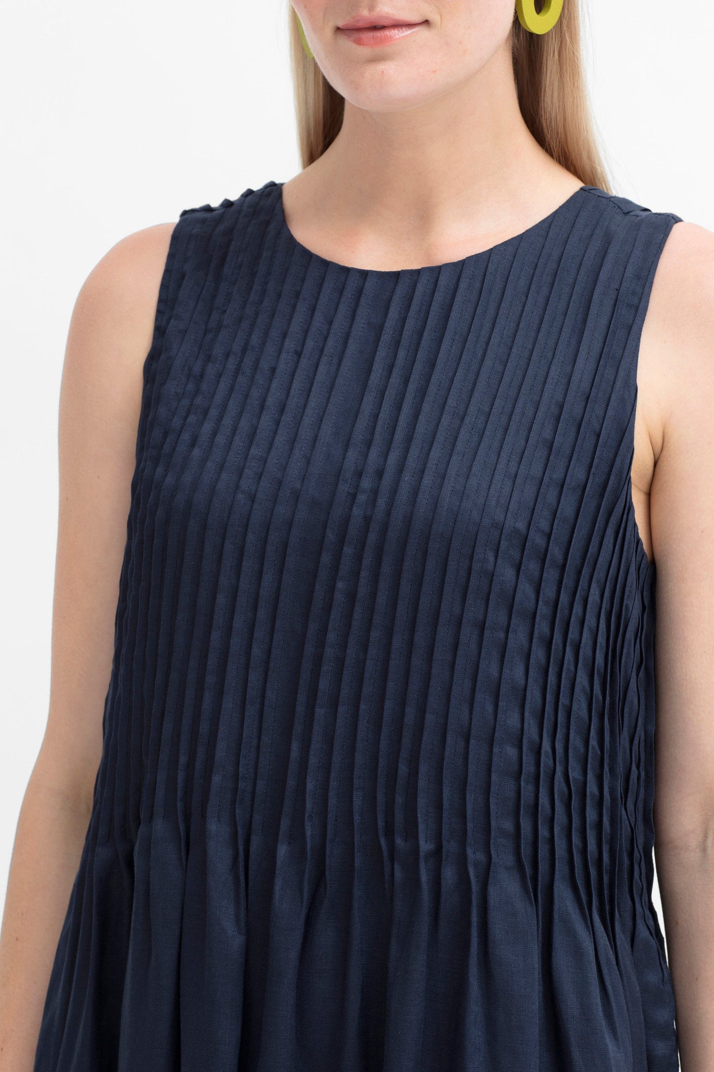 Lin Linen A-line Sleeveless Pintuck Detail Long Dress Model Front detail | STEEL BLUE