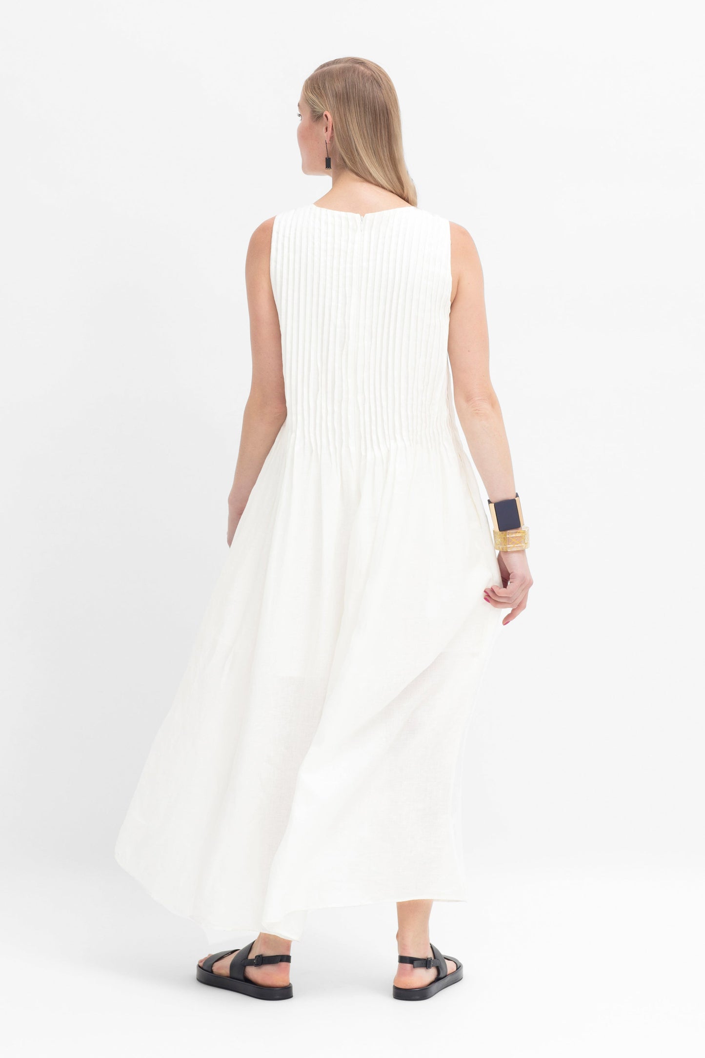Lin Linen A-line Sleeveless Pintuck Detail Long Dress Model Back | WHITE