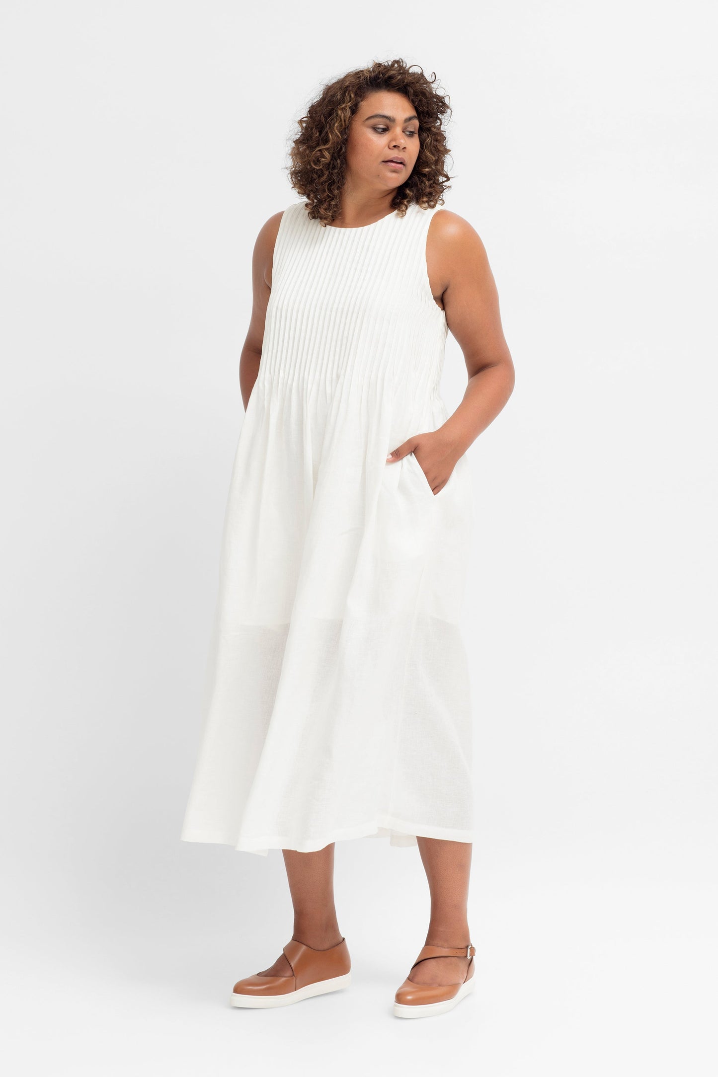 Lin Linen A-line Sleeveless Pintuck Detail Long Dress Model angled Front | WHITE