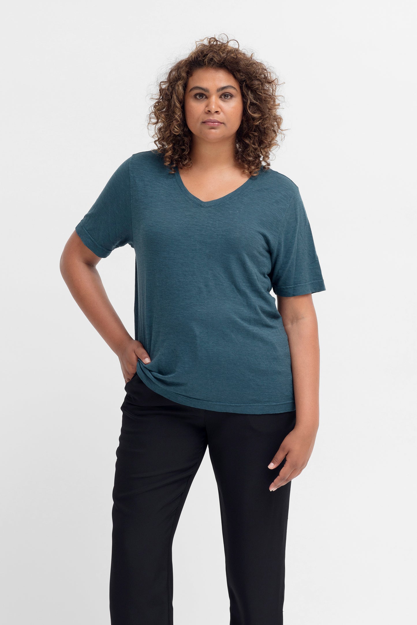 Ranell Sustainable Hemp and Organic Cotton V-Neck T Shirt Curve Model Front Crop Hand Pocket | JASPER