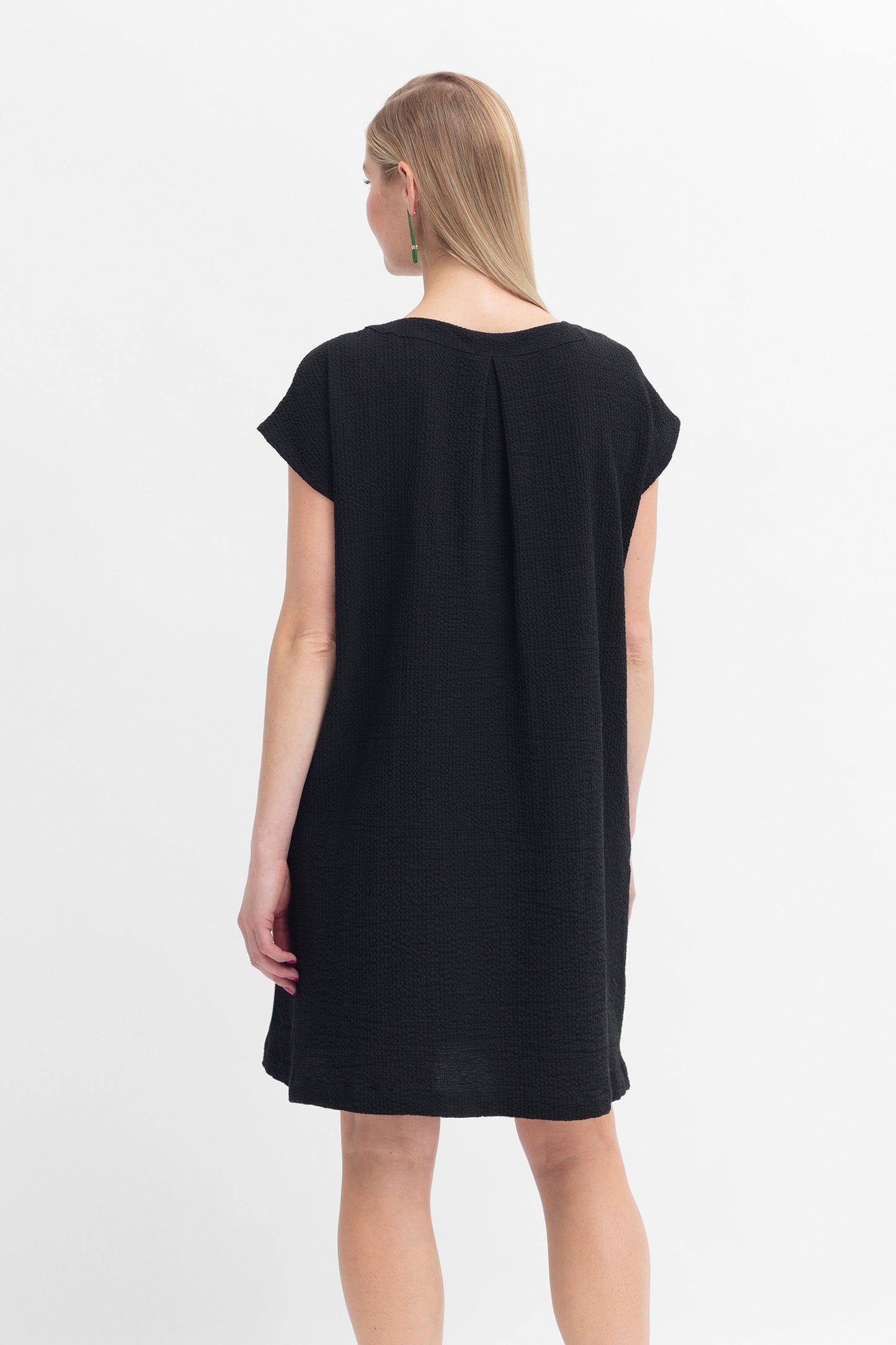 Otilde Organic Cotton Seersucker Cap Sleeve Shift Dress Model Back | BLACK