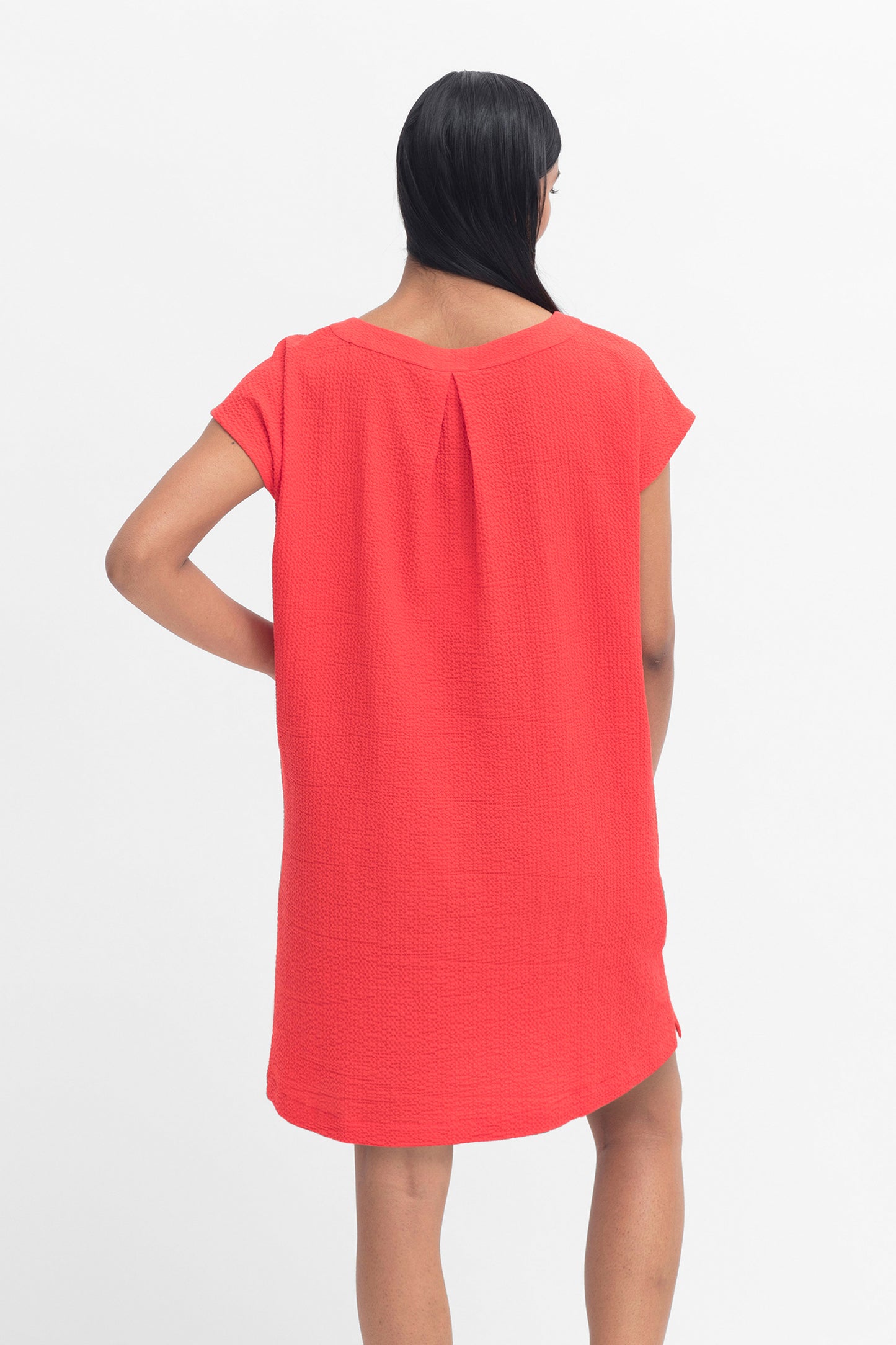 Otilde Organic Cotton Seersucker Cap Sleeve Shift Dress Model Back | BRIGHT RED