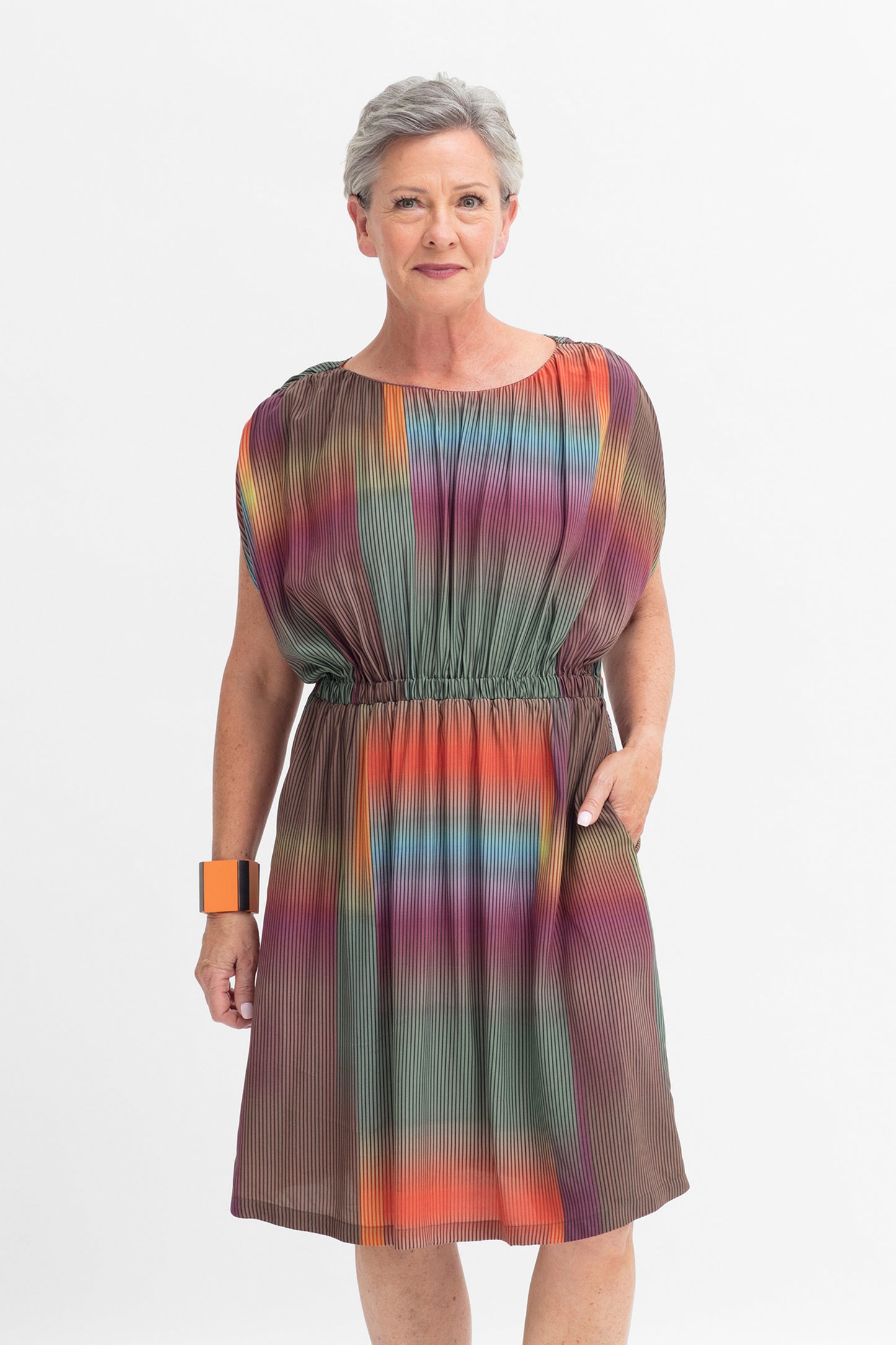 Filma Elastic Waist Print Knee Length Dress Model Front Donna | OLIVE VISSEN PRINT