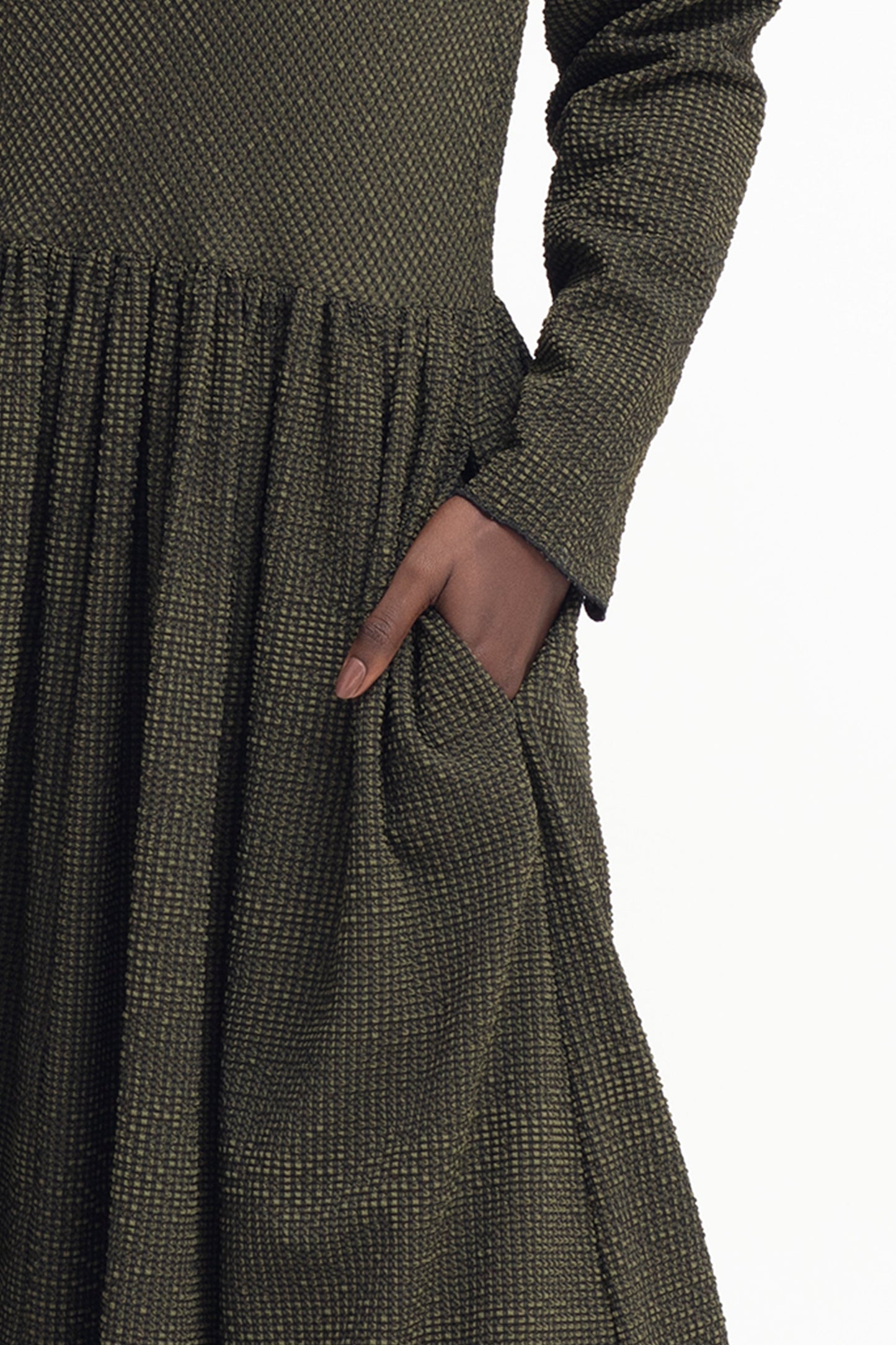 Bubbel Textured Seersucker-like Long Sleeve V-neck Long Dress Model detail | OLIVE CHECK