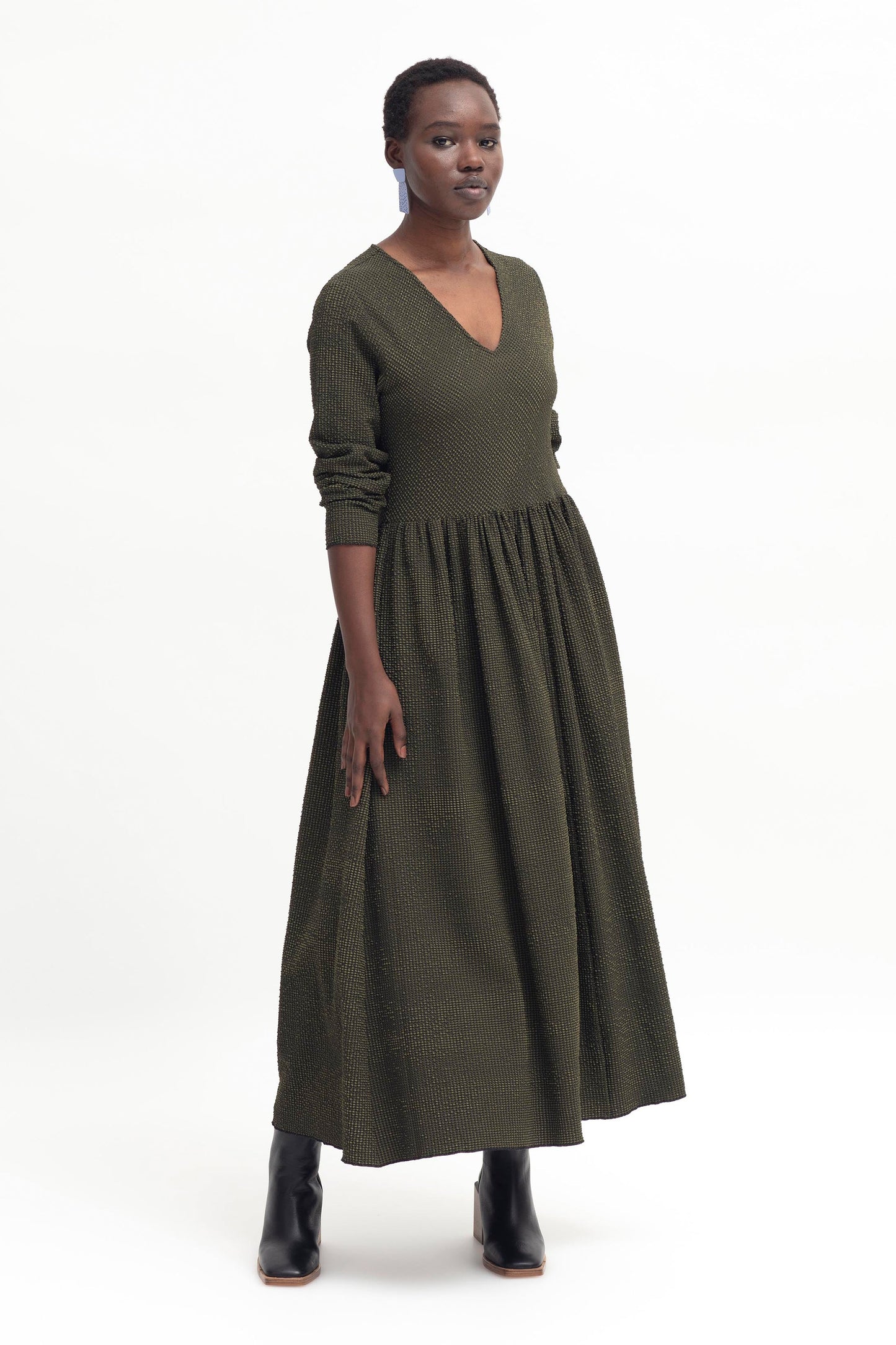 Bubbel Textured Seersucker-like Long Sleeve V-neck Long Dress Model Front | OLIVE CHECK
