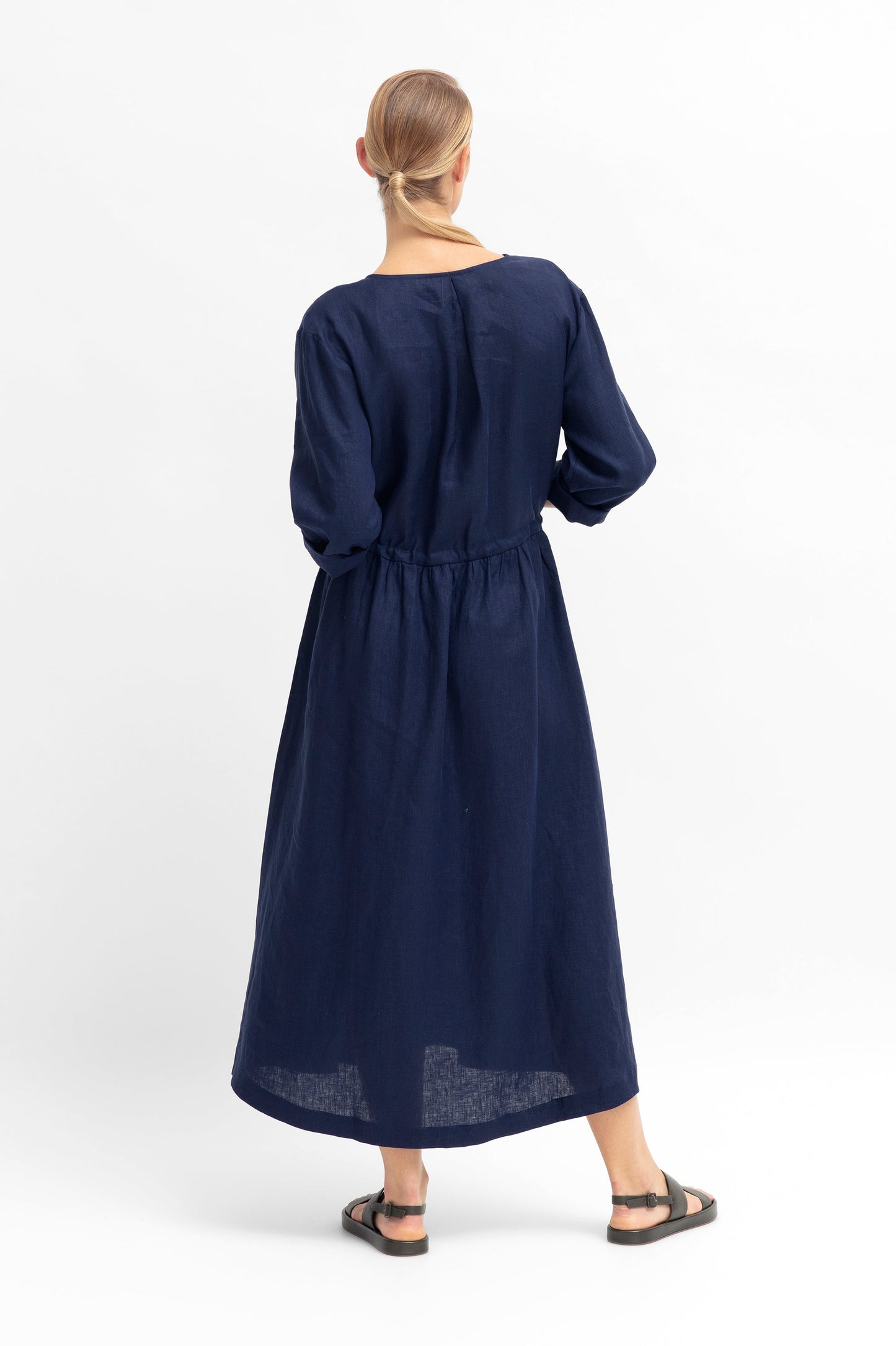Blossa French Linen Long Sleeve V-neck Long Dress Model Back | TWILIGHT