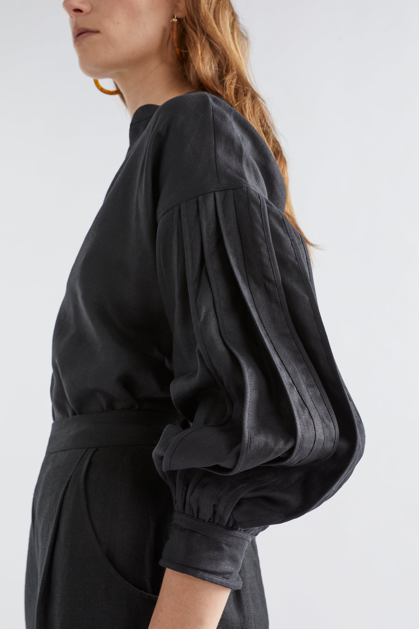 Vassa Linen Pleated Balloon Sleeve V-Neck Long Sleeve Top Model Studio Detail | BLACK