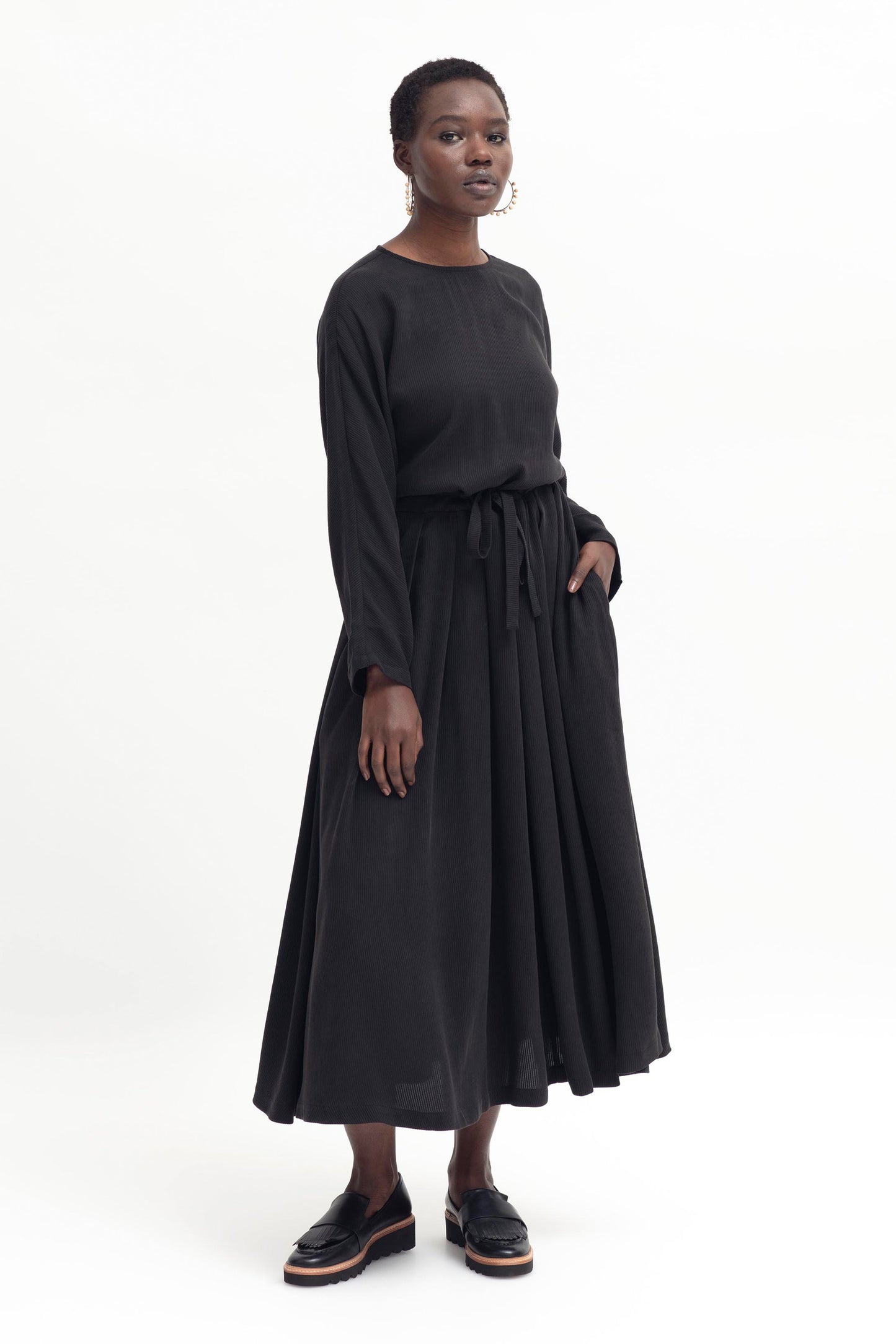 Sira Long Sleeve Ribbed Batwing Drawstring Long Dress Model Front | BLACK