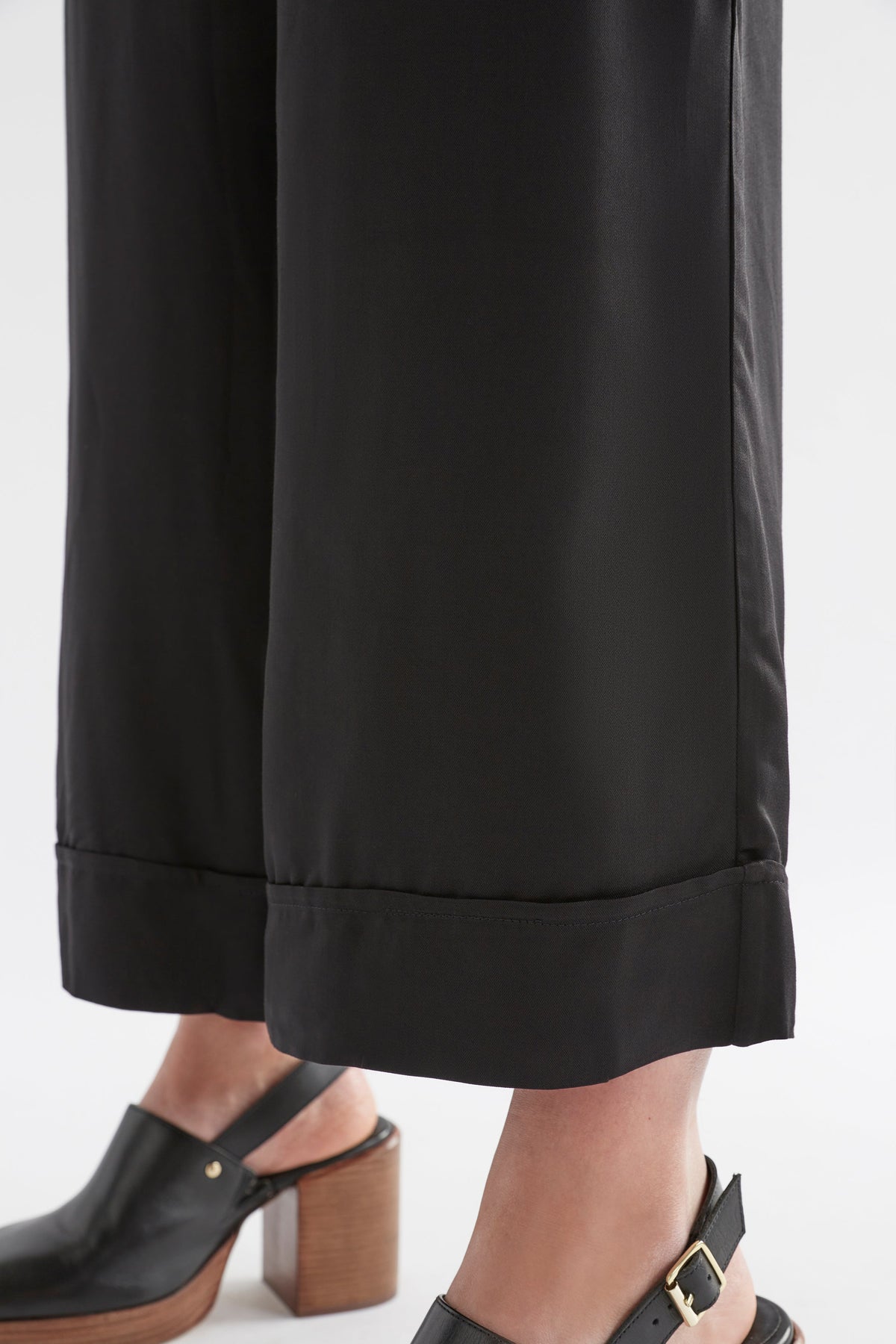 Cropped Wide Leg Culotte Model Detail | BLACK