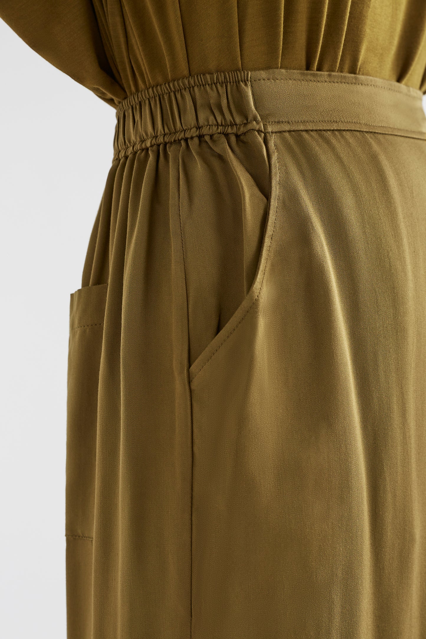 Cropped Wide Leg Culotte Model detail | OLIVE