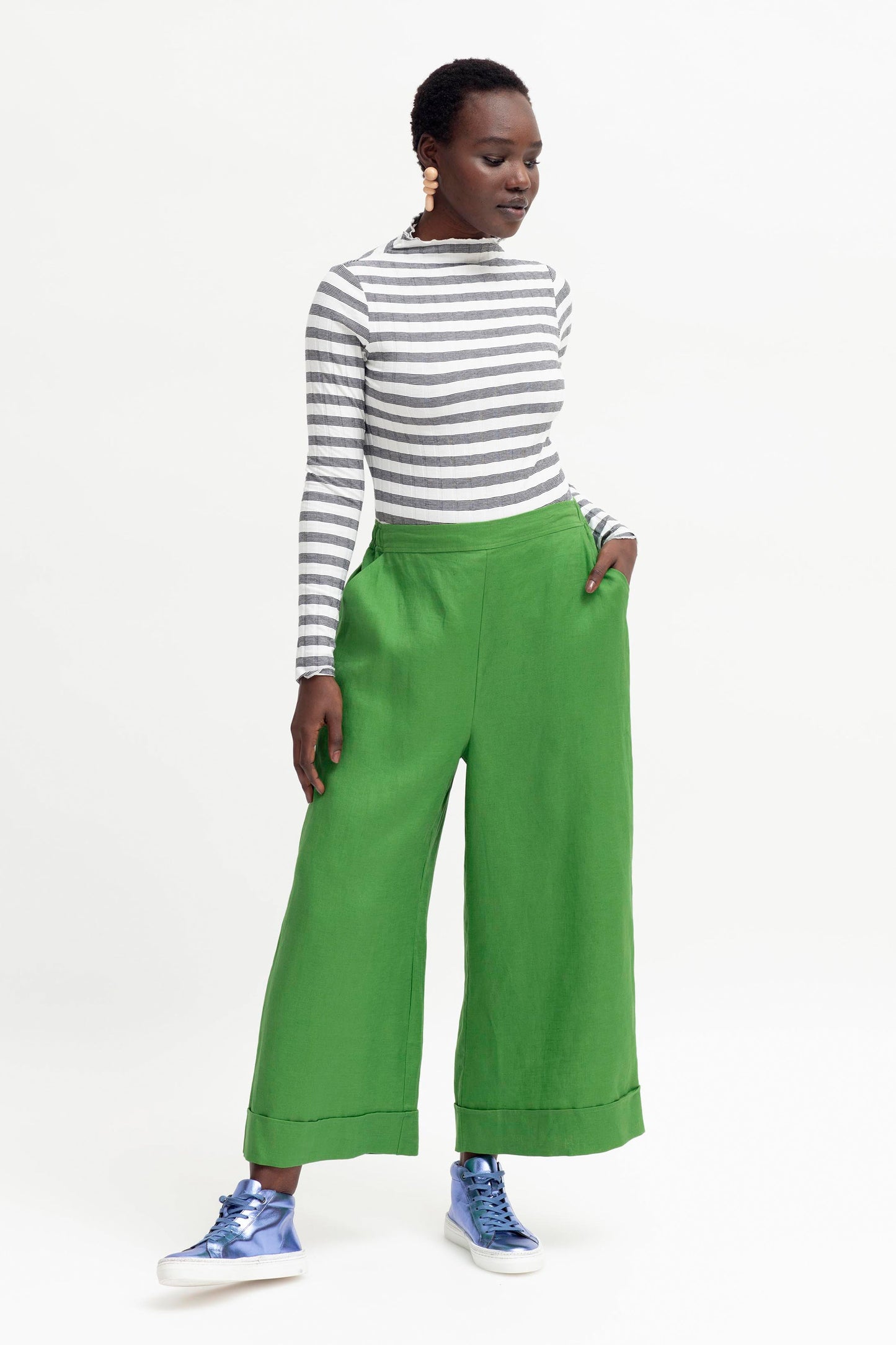 Vassa Wide Leg Linen Culotte Model Front | ALOE GREEN