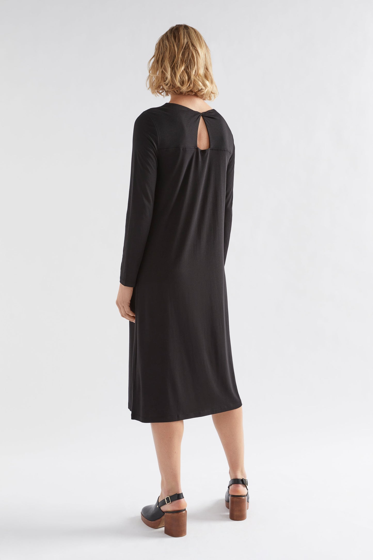 Torce Twist Back Long Sleeve Midi Jersey Dress Model back | BLACK