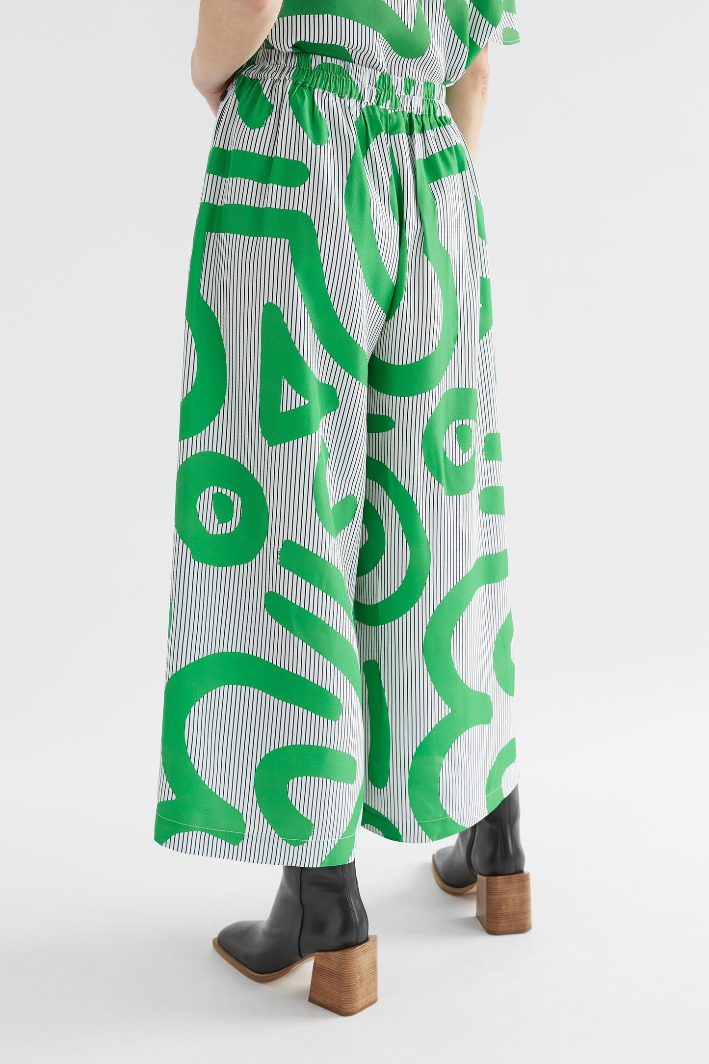 Deili Cropped Wide Leg Bold Print Pant Model Angled Back | VARI PRINT
