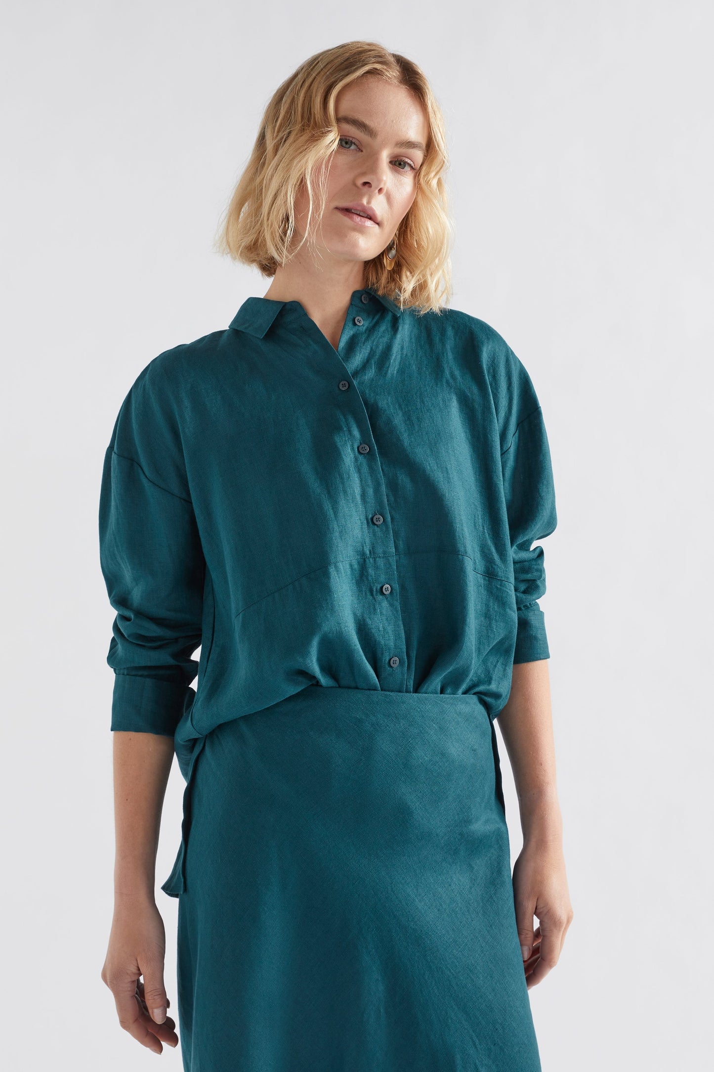 Stilla Linen Shirt with High-Low Hem and Back Pleat Detail Model front | PEACOCK