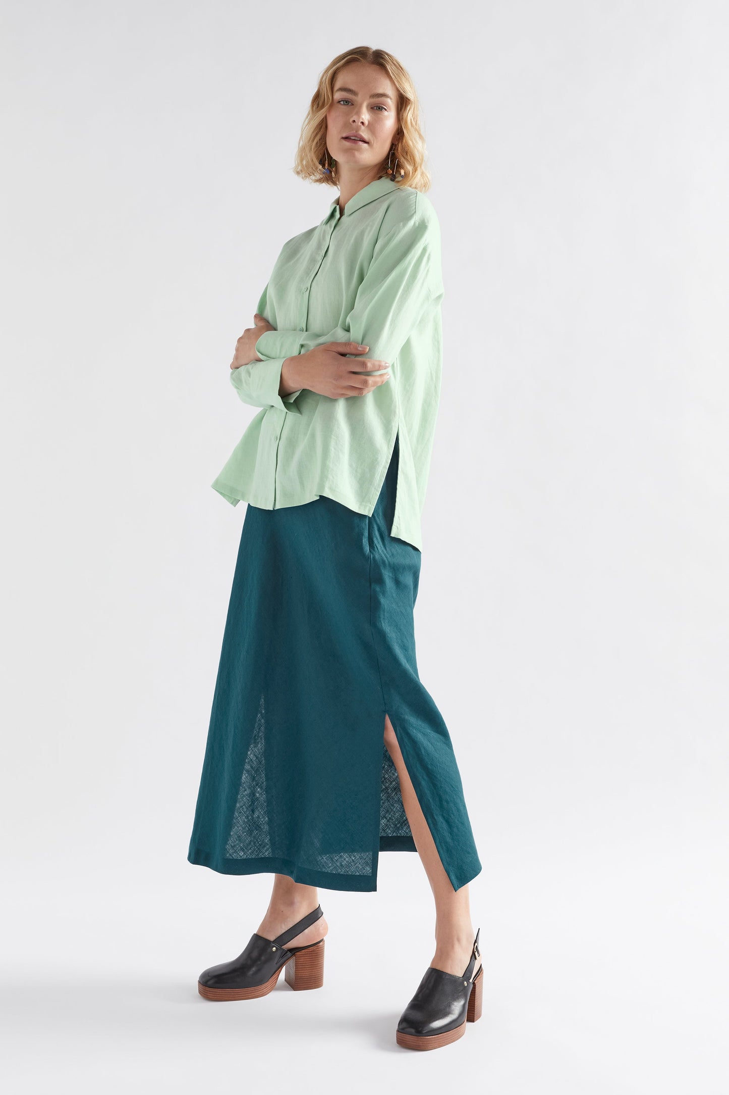 Stilla Linen Shirt with High-Low Hem and Back Pleat Detail Model front full body | MINT