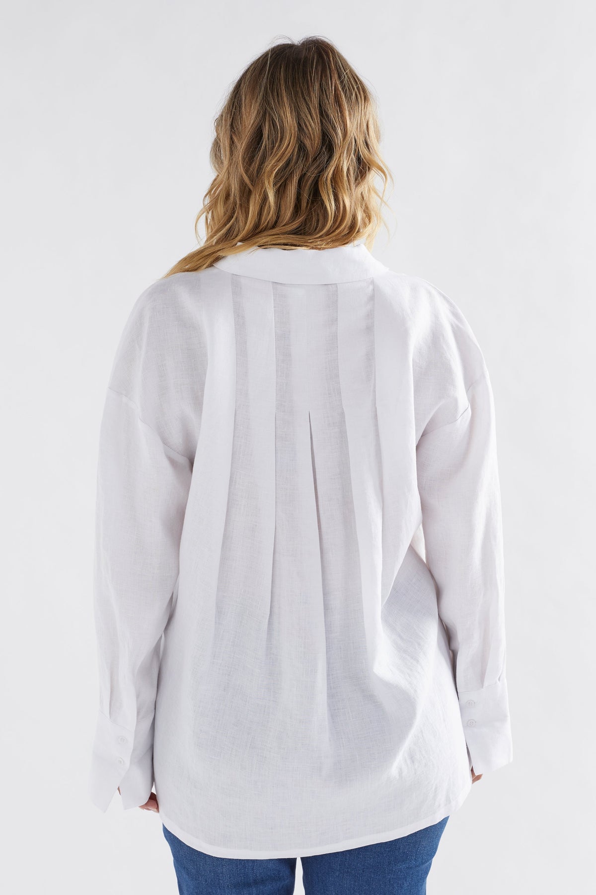 Stilla Linen Shirt with High-Low Hem and Back Pleat Detail Model Back | WHITE
