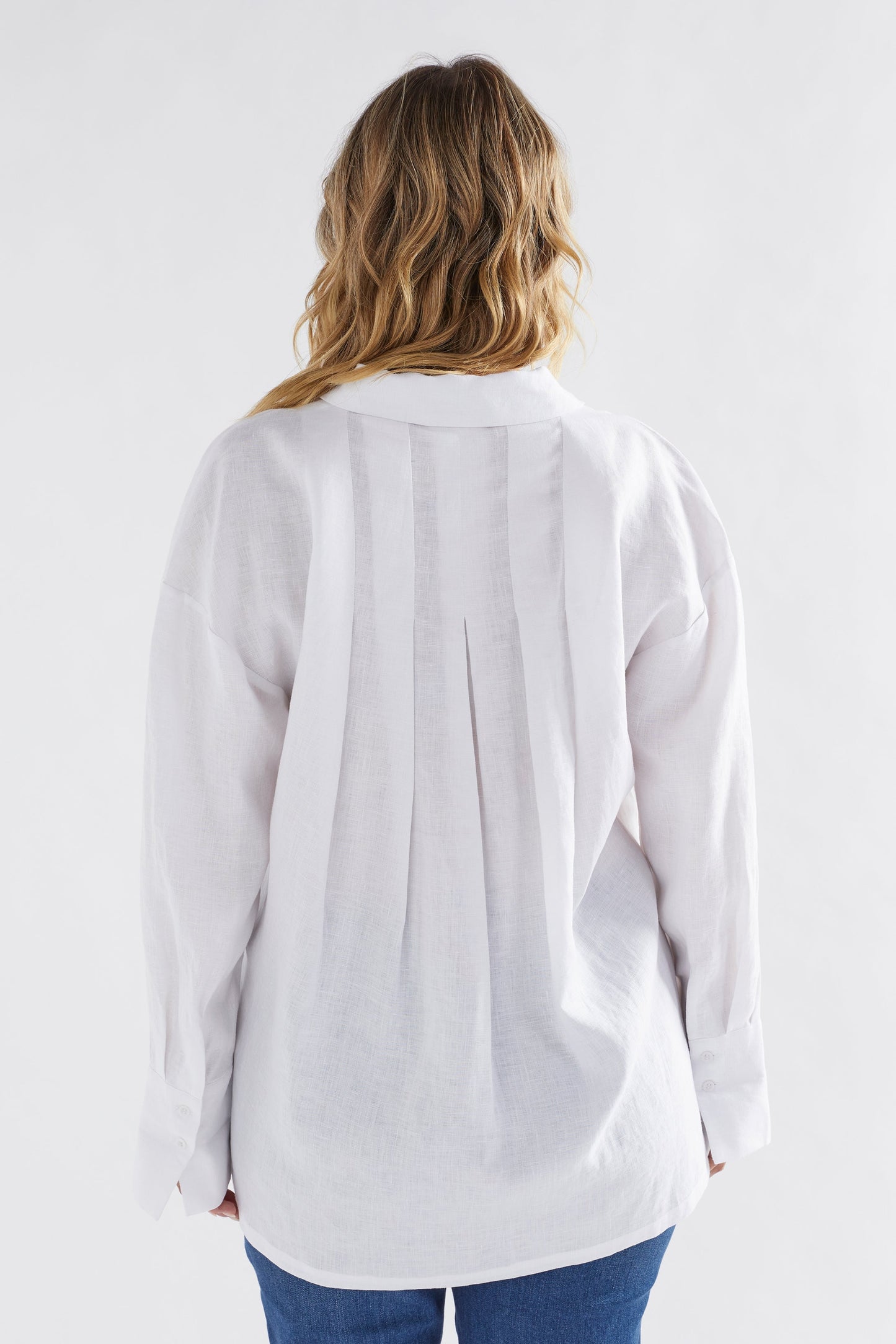 Stilla Linen Shirt with High-Low Hem and Back Pleat Detail Model Back | WHITE