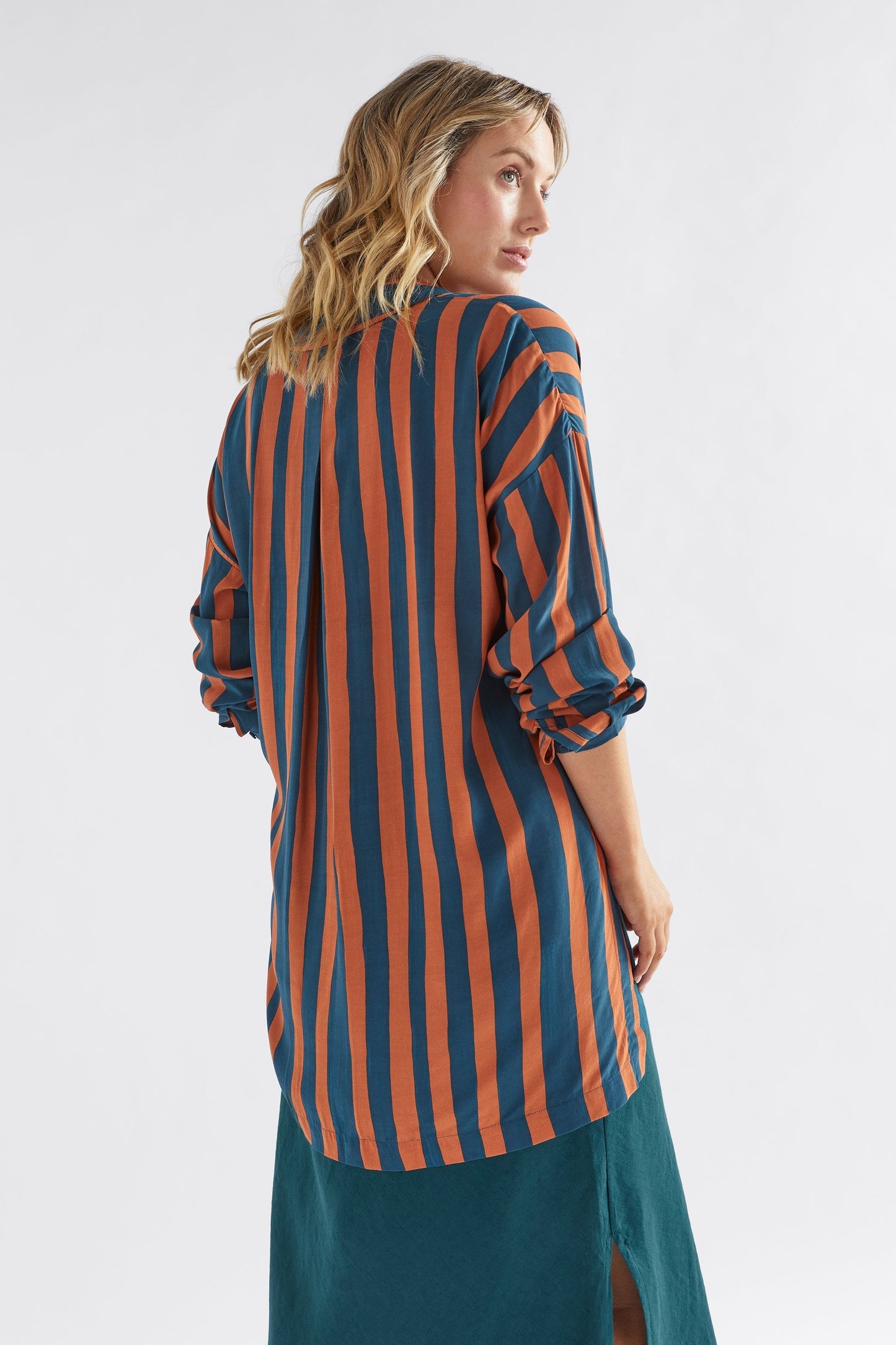Tilbe Silky Striped Long Shirt plus Model angled back | BRONZE TEAL PAINT STRIPE