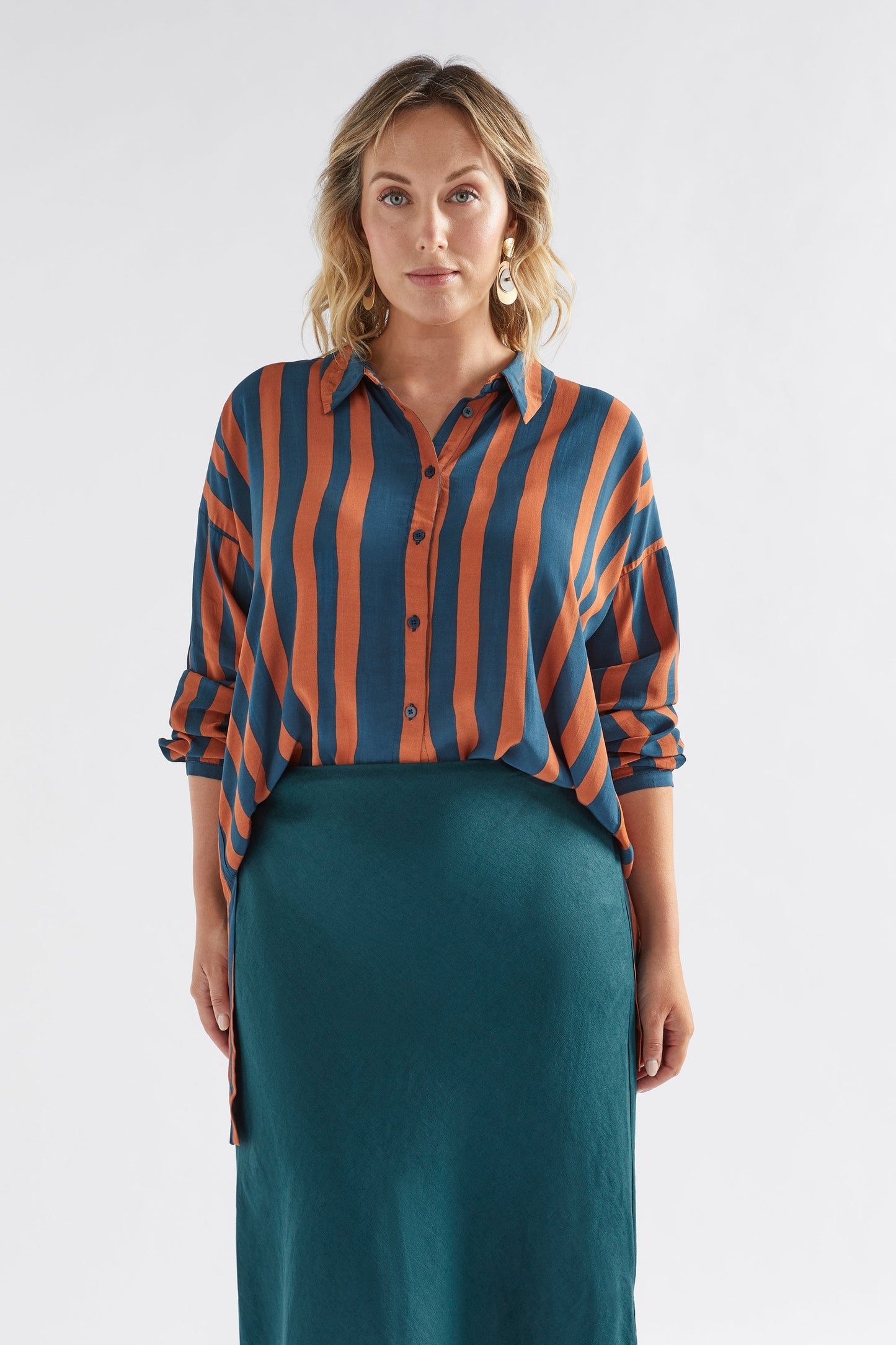 Tilbe Silky Striped Long Shirt plus Model front untucked | BRONZE TEAL PAINT STRIPE