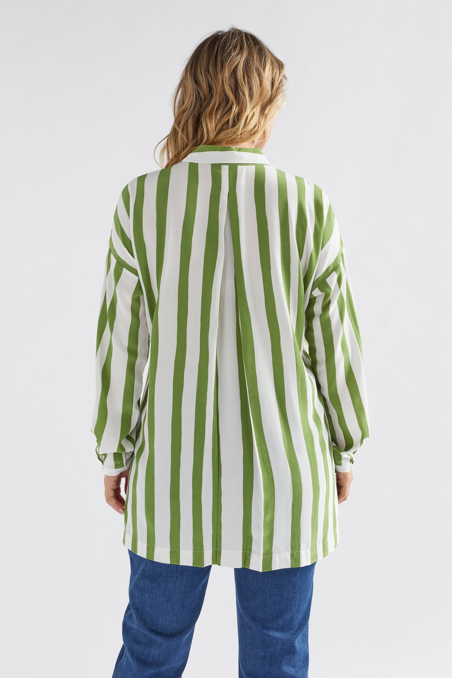 Tilbe Silky Striped Long Shirt plus Model Back | GREEN WHITE PAINT STRIPE