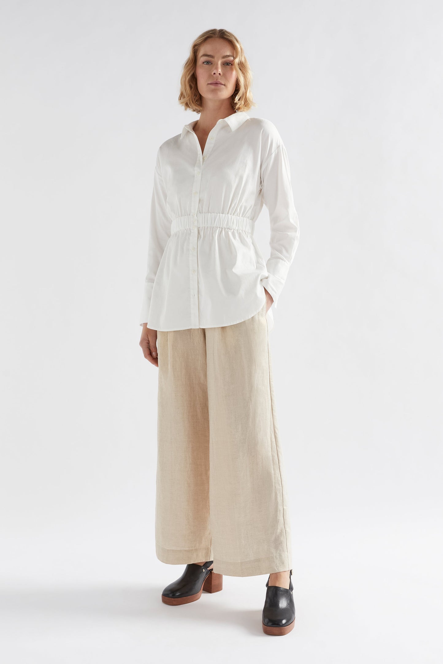 Suora Organic Cotton Elastic Waist Shirt Model front full body | WHITE