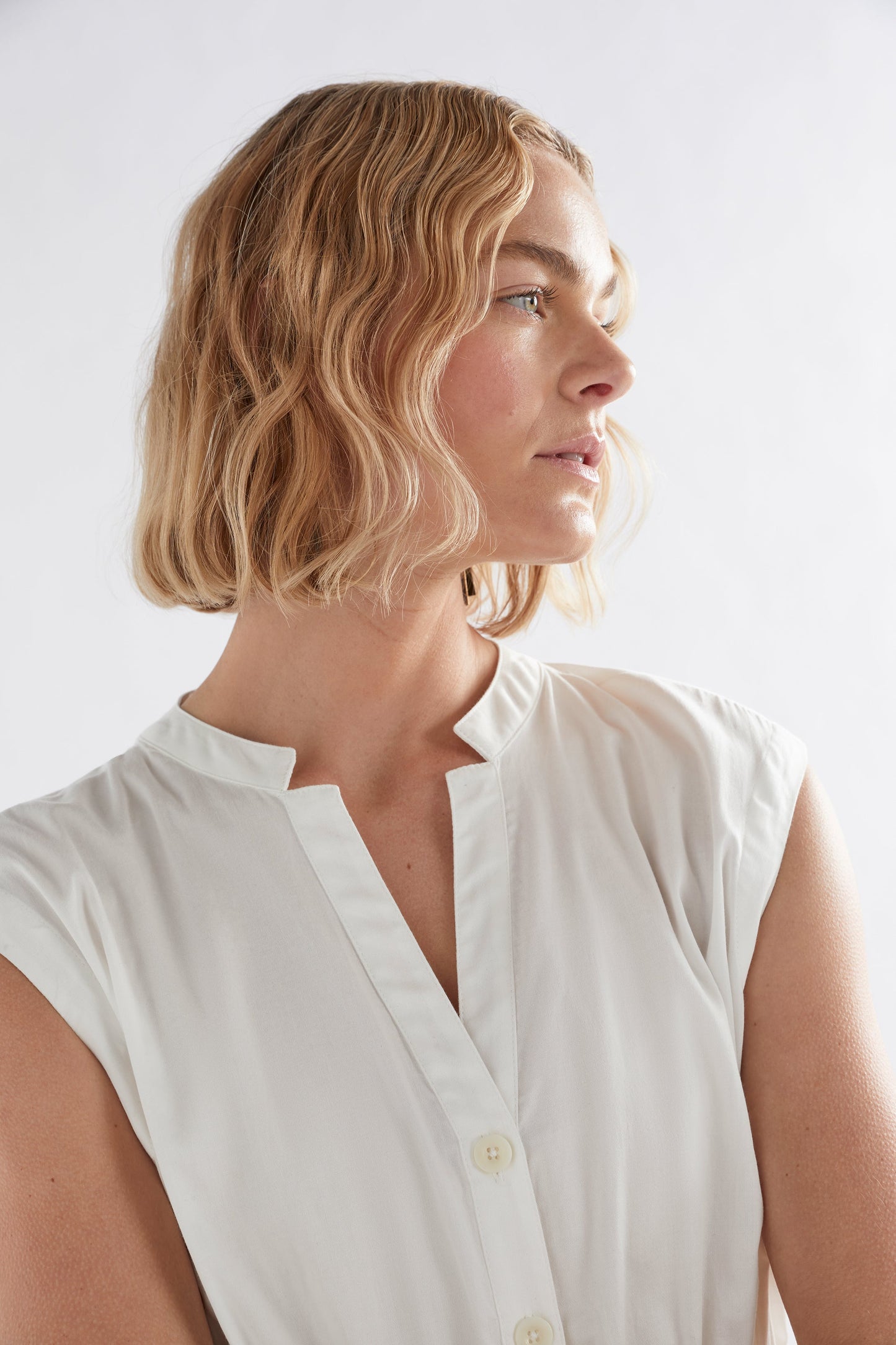 Suora Elastic Waist Cotton Midi Shirt Dress Model Front collar detail | WHITE