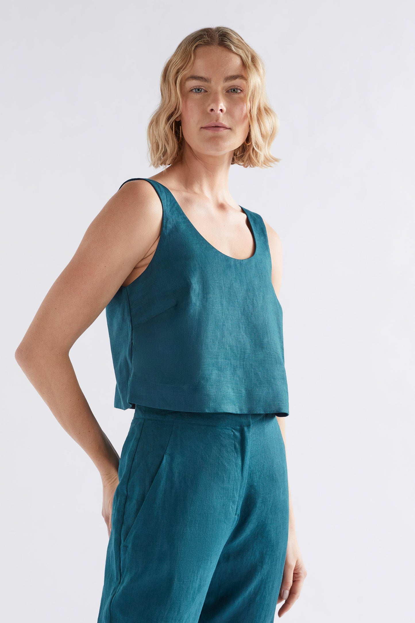 Strom Cropped Linen Tank Model Front | PEACOCK