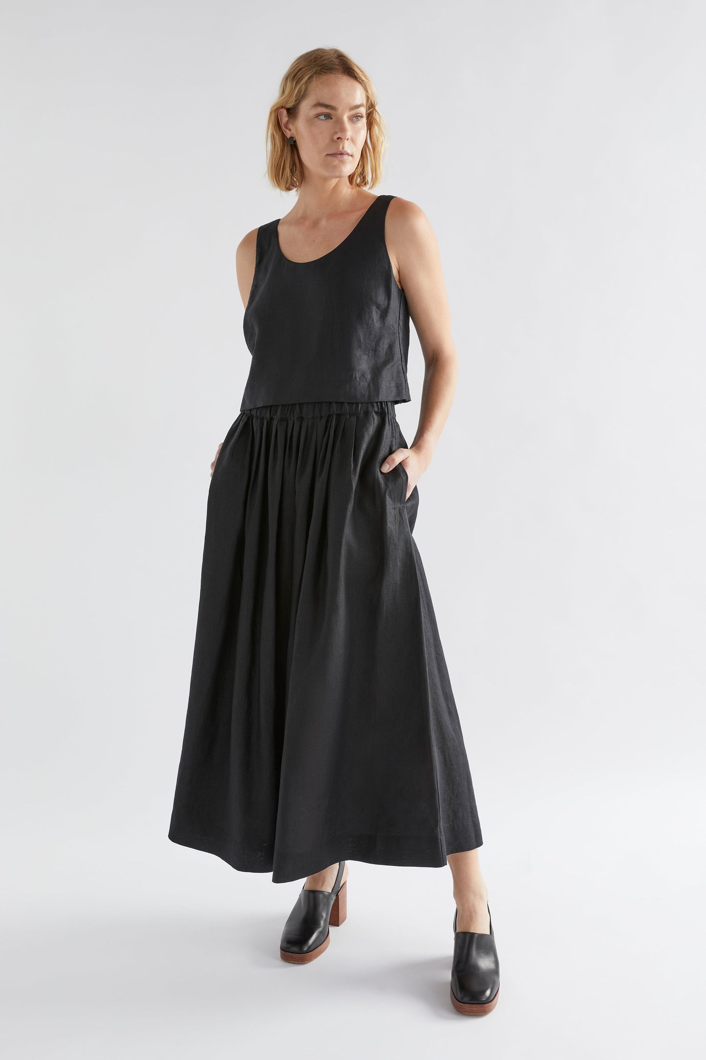Elev Mid Length Gathered Elastic Waist Linen Skirt Model Front | BLACK
