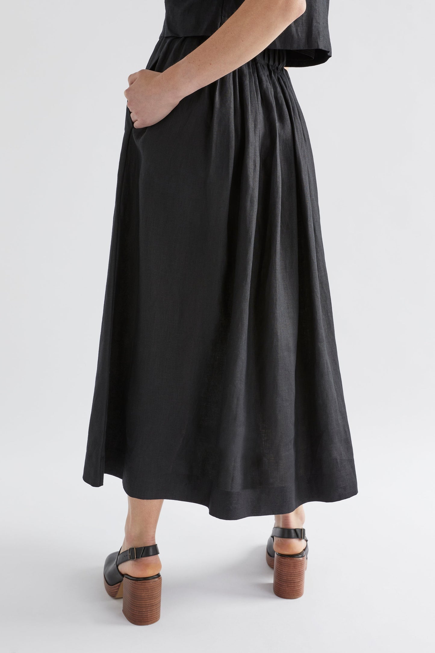Elev Mid Length Gathered Elastic Waist Linen Skirt Model | BLACK