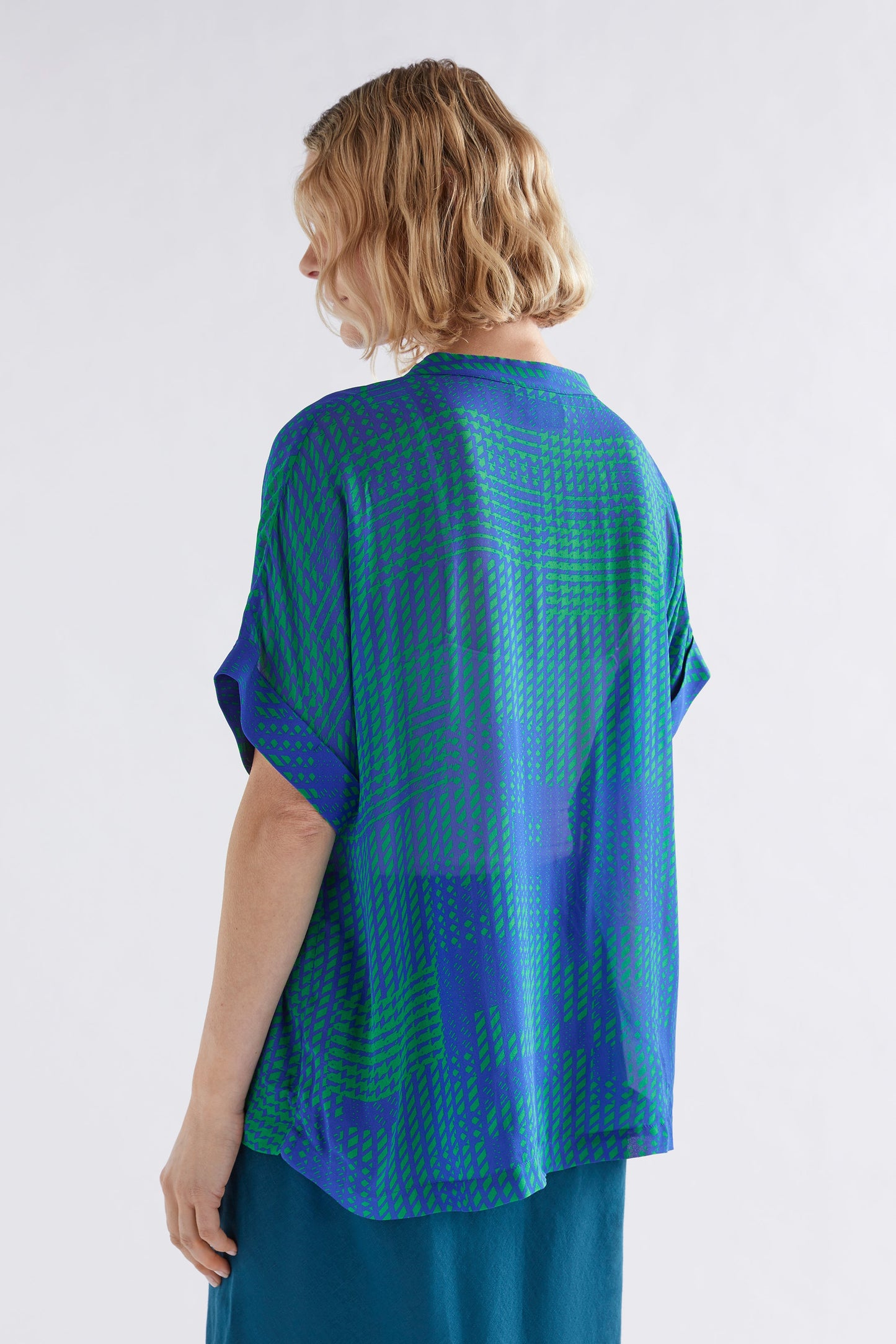 Lukko Sheer Print Collarless Short sleeve Shirt Model Back | TEAL CROSS STITCH PRINT