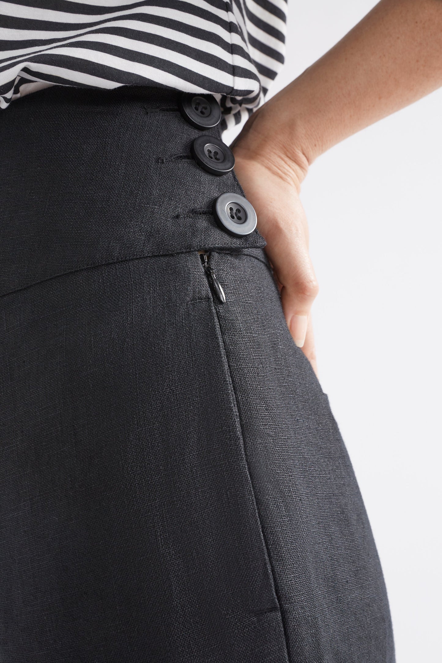 Olsson High Waisted Cropped Linen Pant Model Detail | BLACK
