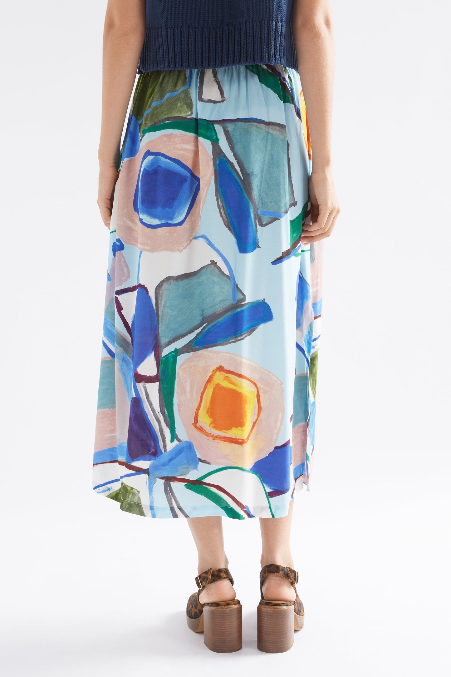Kaade Mid Length Straight Elastic Weight Print Skirt Model Back | SUN PRINT