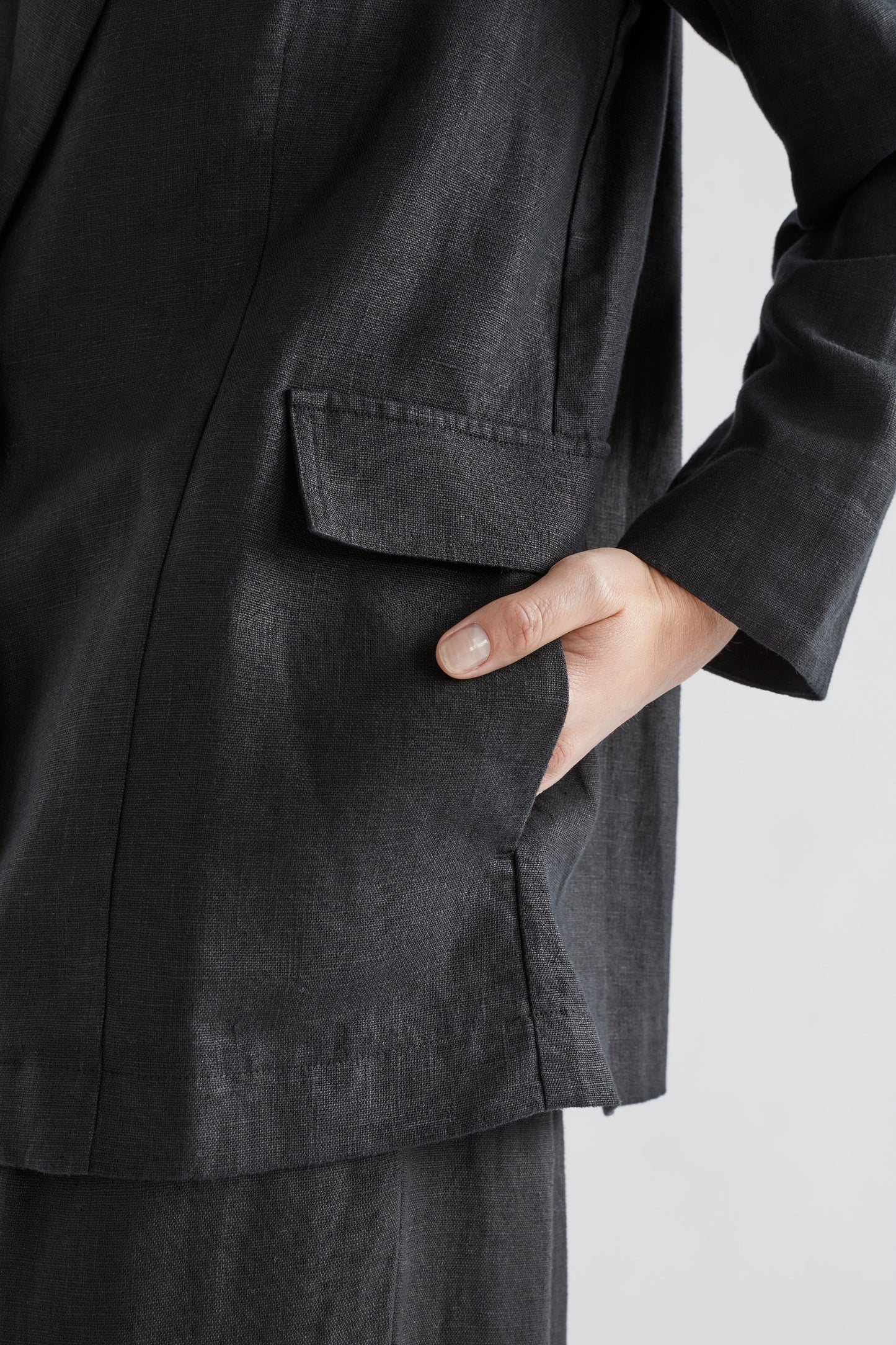 Ilona Linen Single Button Blazer Model Detail | BLACK
