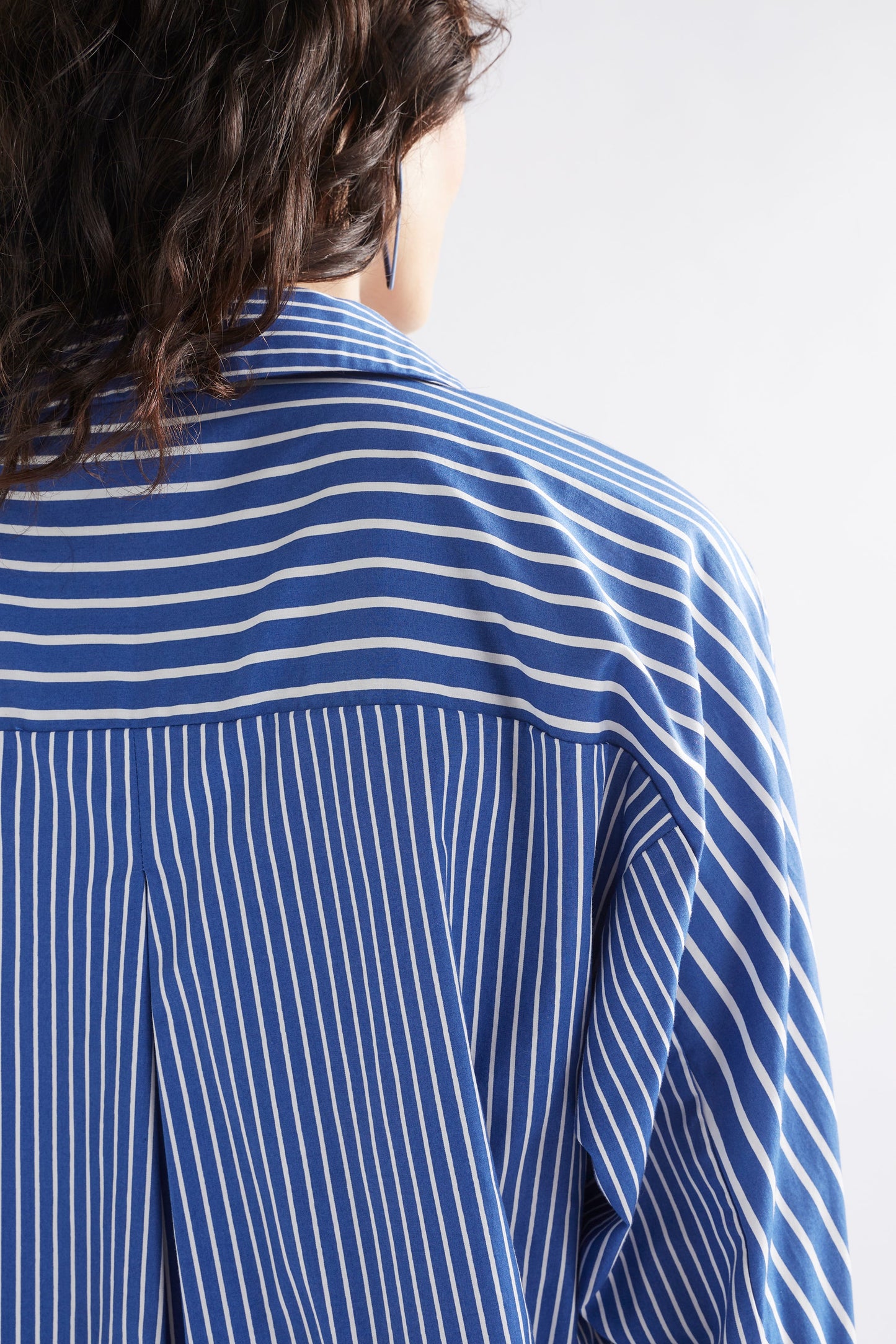 Ligne Relaxed Cotton Stripe Shirt Model back detail | BLUE STRIPE