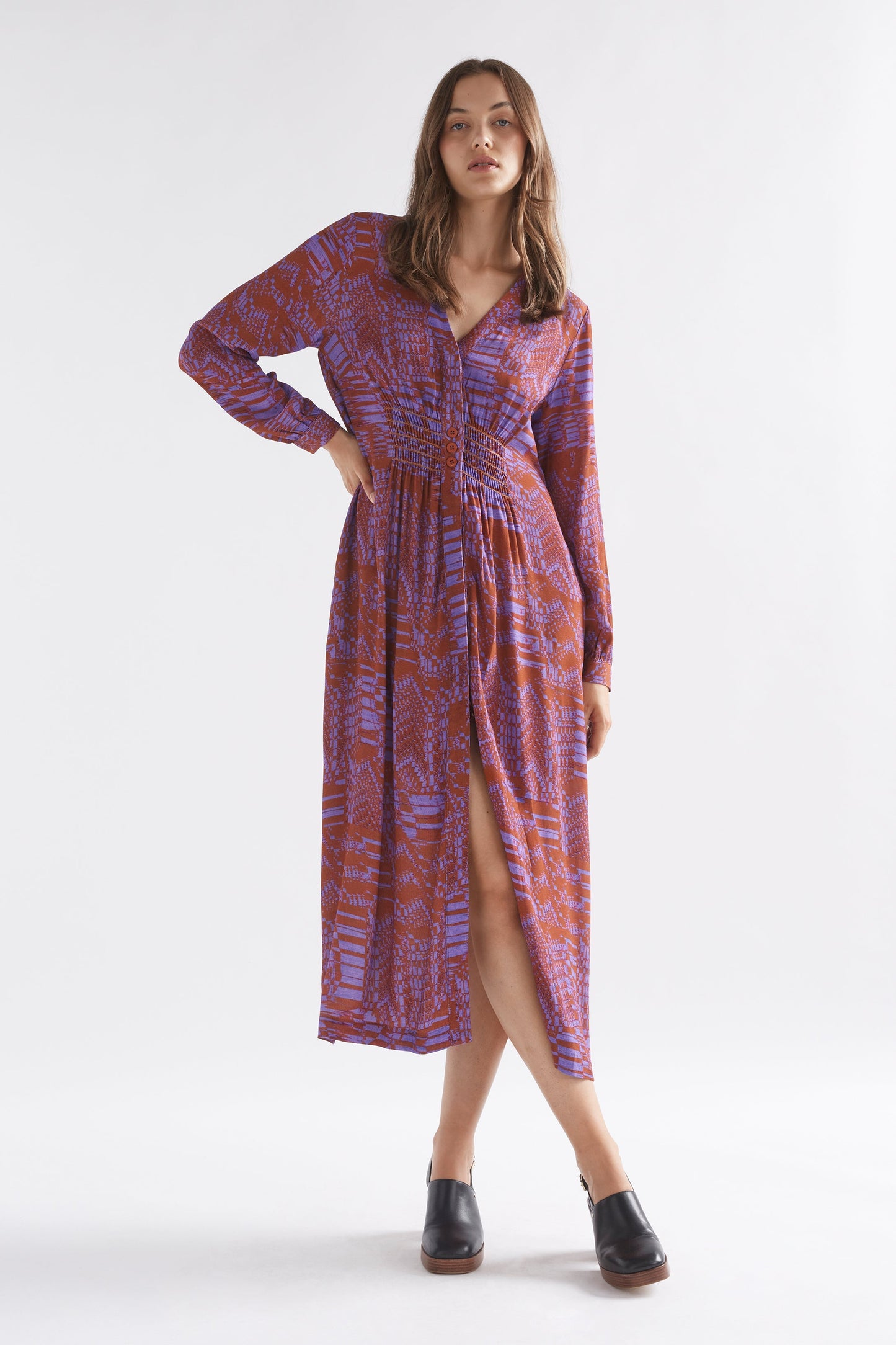 Neil Long Sleeve Shirred V-Neck Print Midi Dress Model  Front | MAGIC PRINT