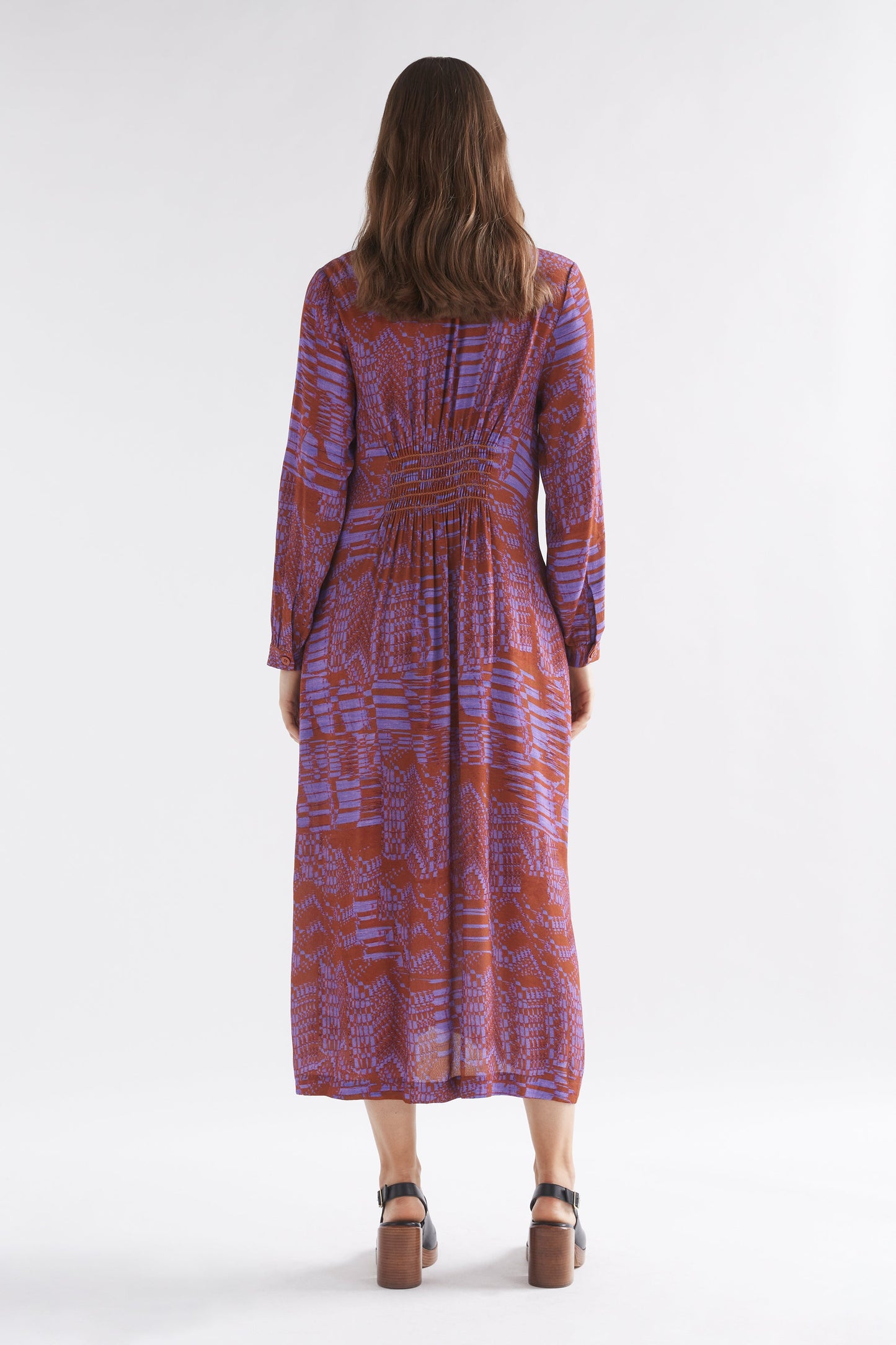 Neil Long Sleeve Shirred V-Neck Print Midi Dress Model Back | MAGIC PRINT