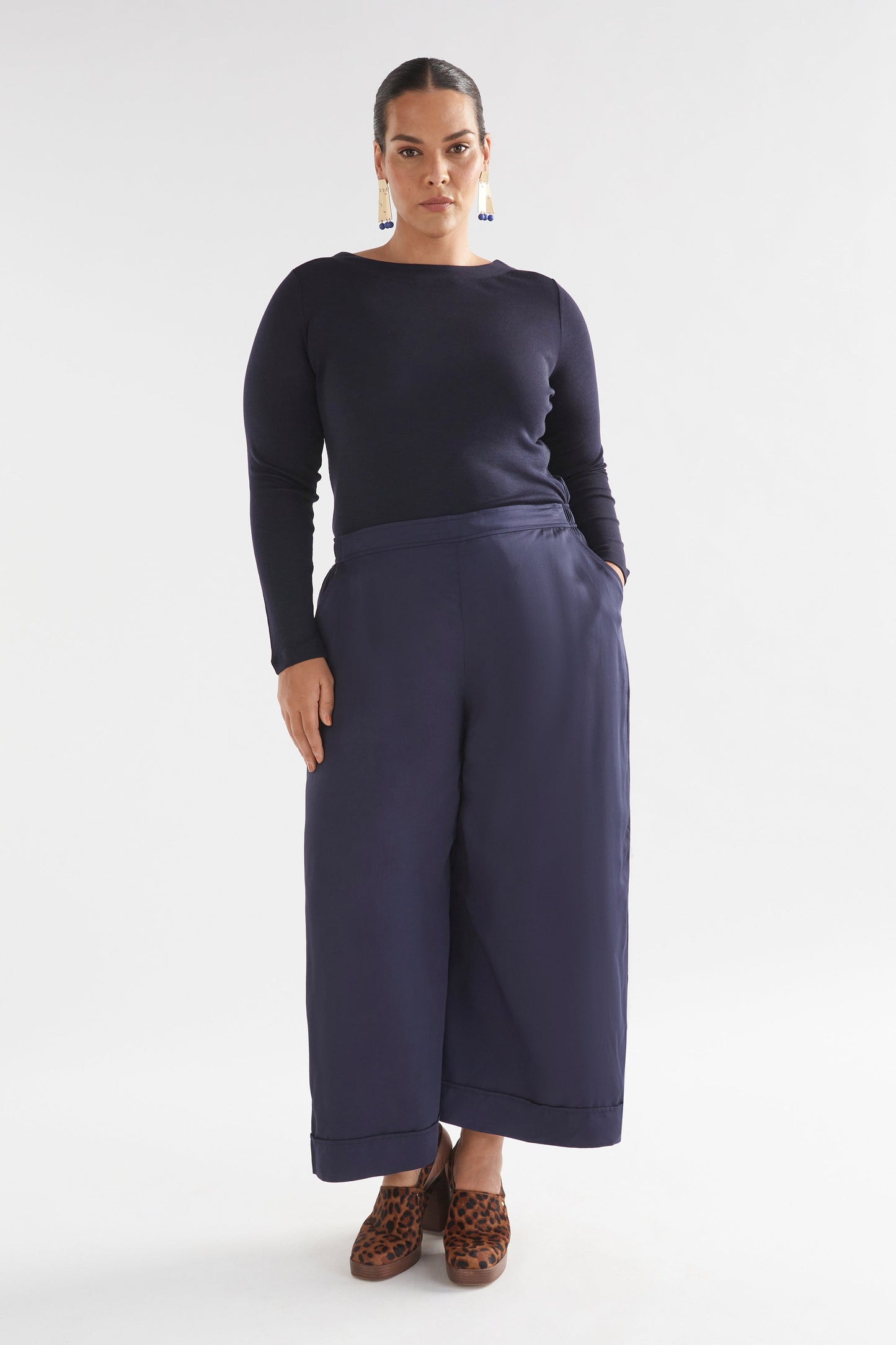 Grej Long Sleeve Merino Knit Top Model Curve Front Full Body | DARK NAVY