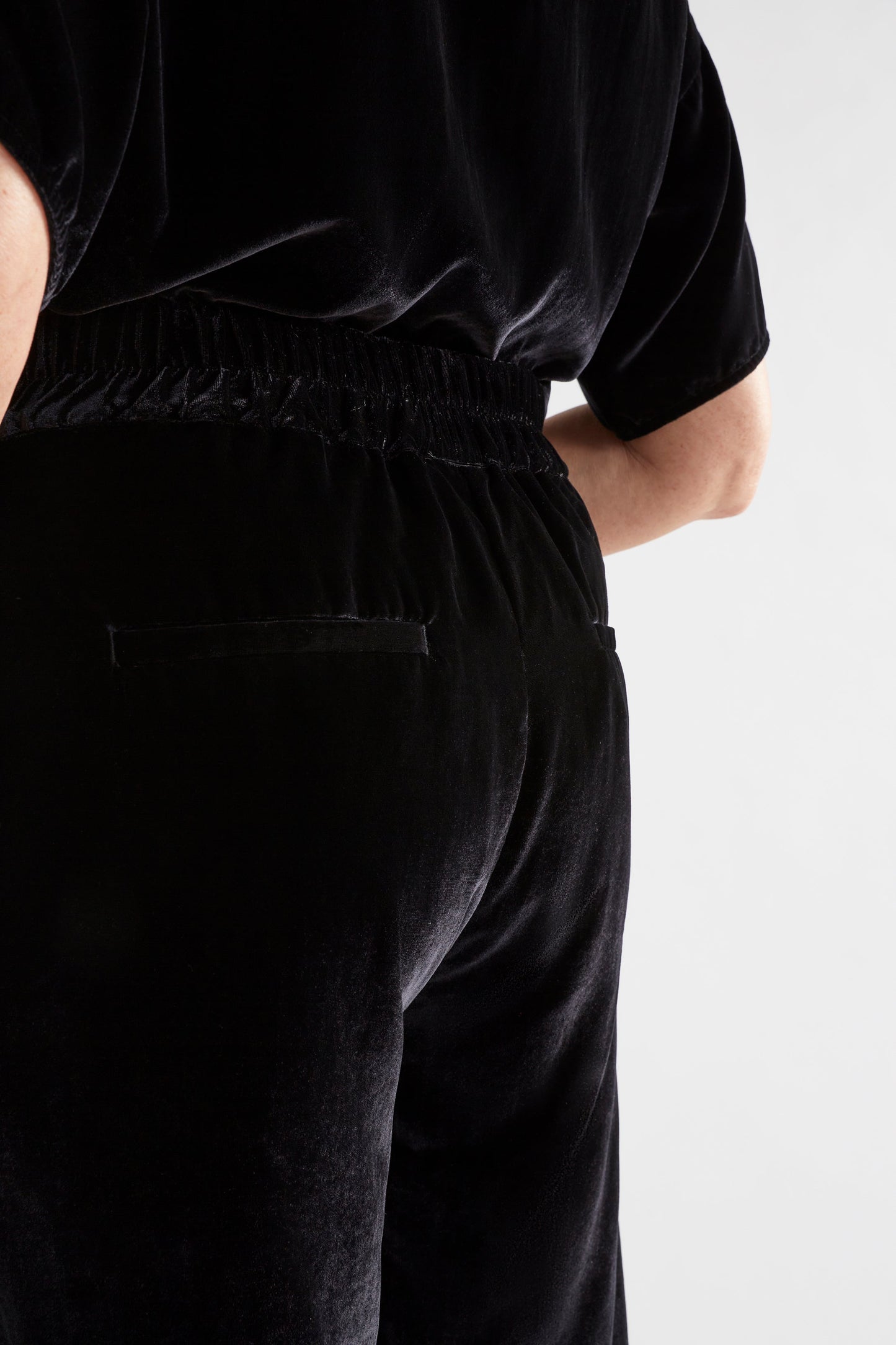 Suuri Flat-Front Waistband Tapered-Leg Velvet Pant Model Detail | BLACK