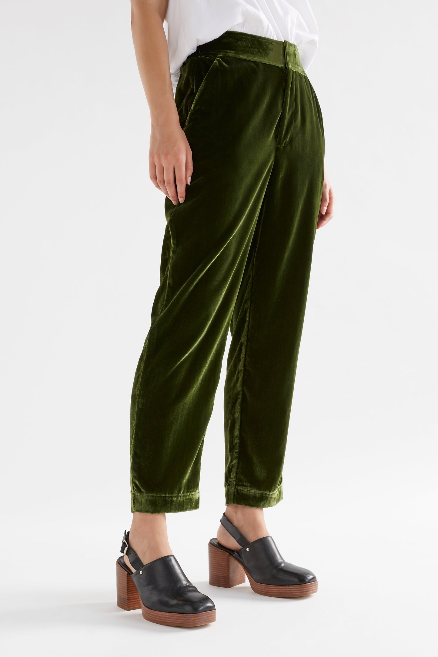 Suuri Flat-Front Waistband Tapered-Leg Velvet Pant Model Side | MOSS GREEN