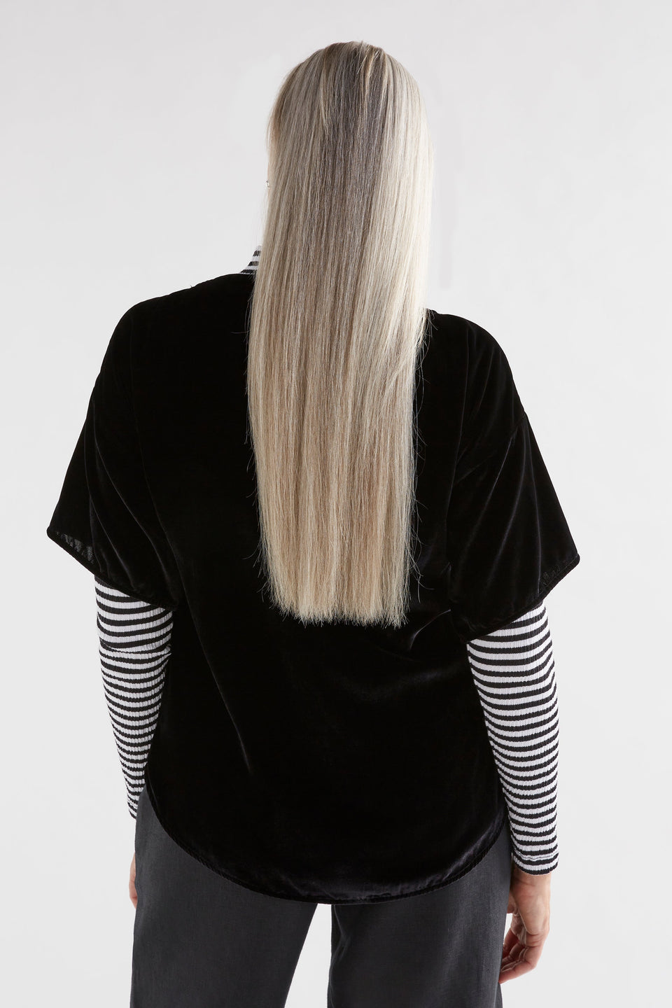 Suuri Boxy Sleeve Drop Shoulder Velvet Top Model Back | BLACK