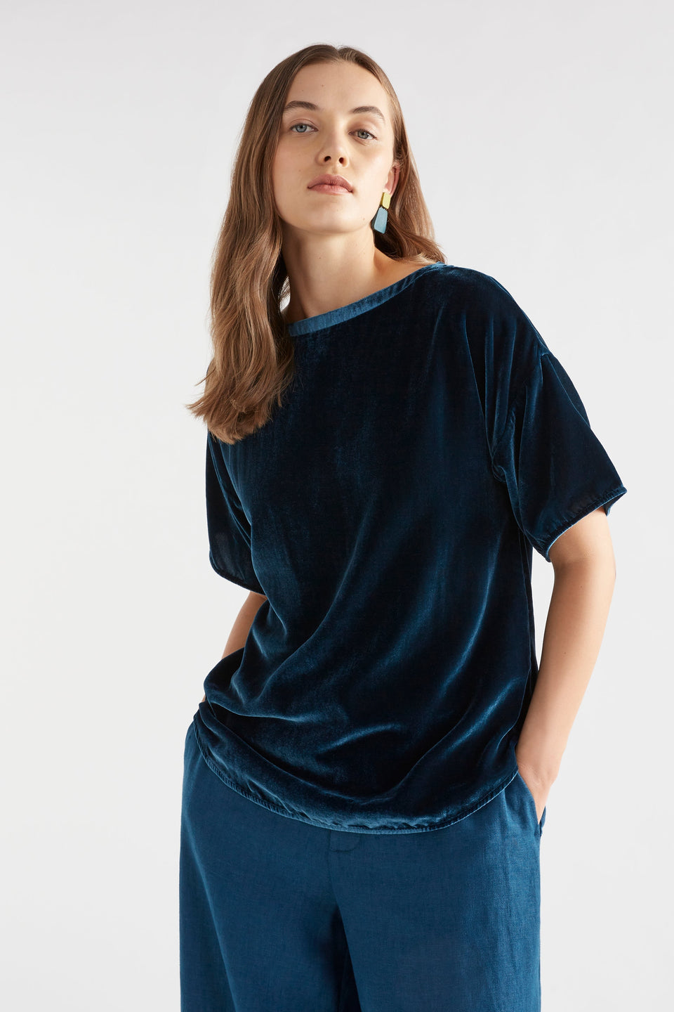 Suuri Boxy Sleeve Drop Shoulder Velvet Top Model Front | TEAL