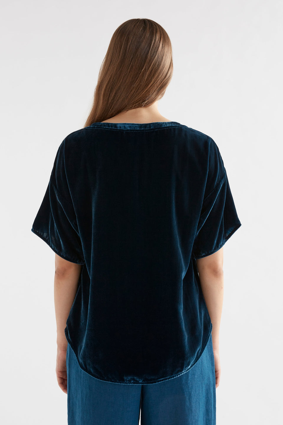 Suuri Boxy Sleeve Drop Shoulder Velvet Top Model Back | TEAL