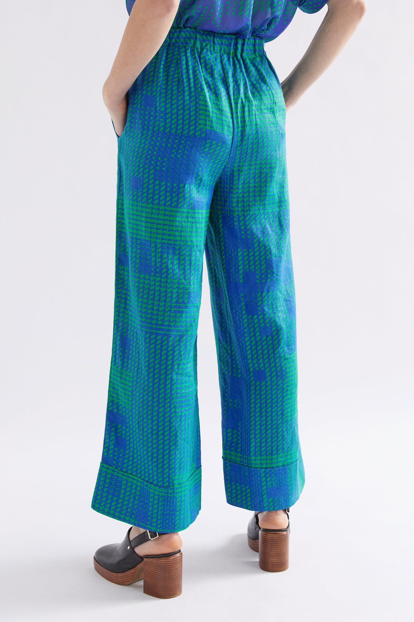 Pira Wide Leg Mid Rise Print Linen Pant Model Back Crop | TEAL CROSS STITCH PRINT