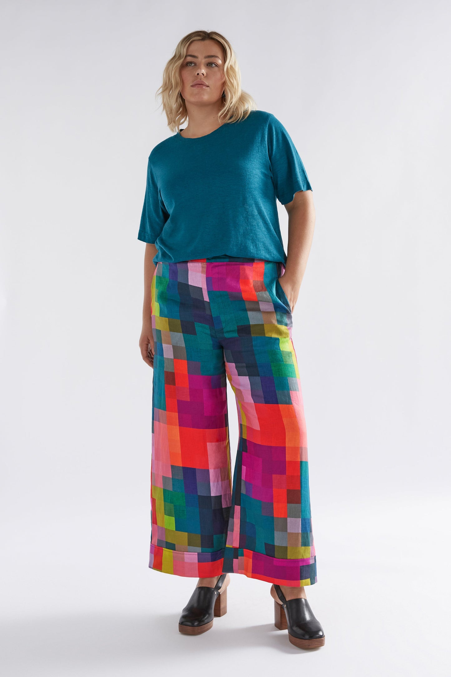 Pira Wide Leg Mid Rise Print Linen Pant Model Front Plus size | PIXEL PRINT