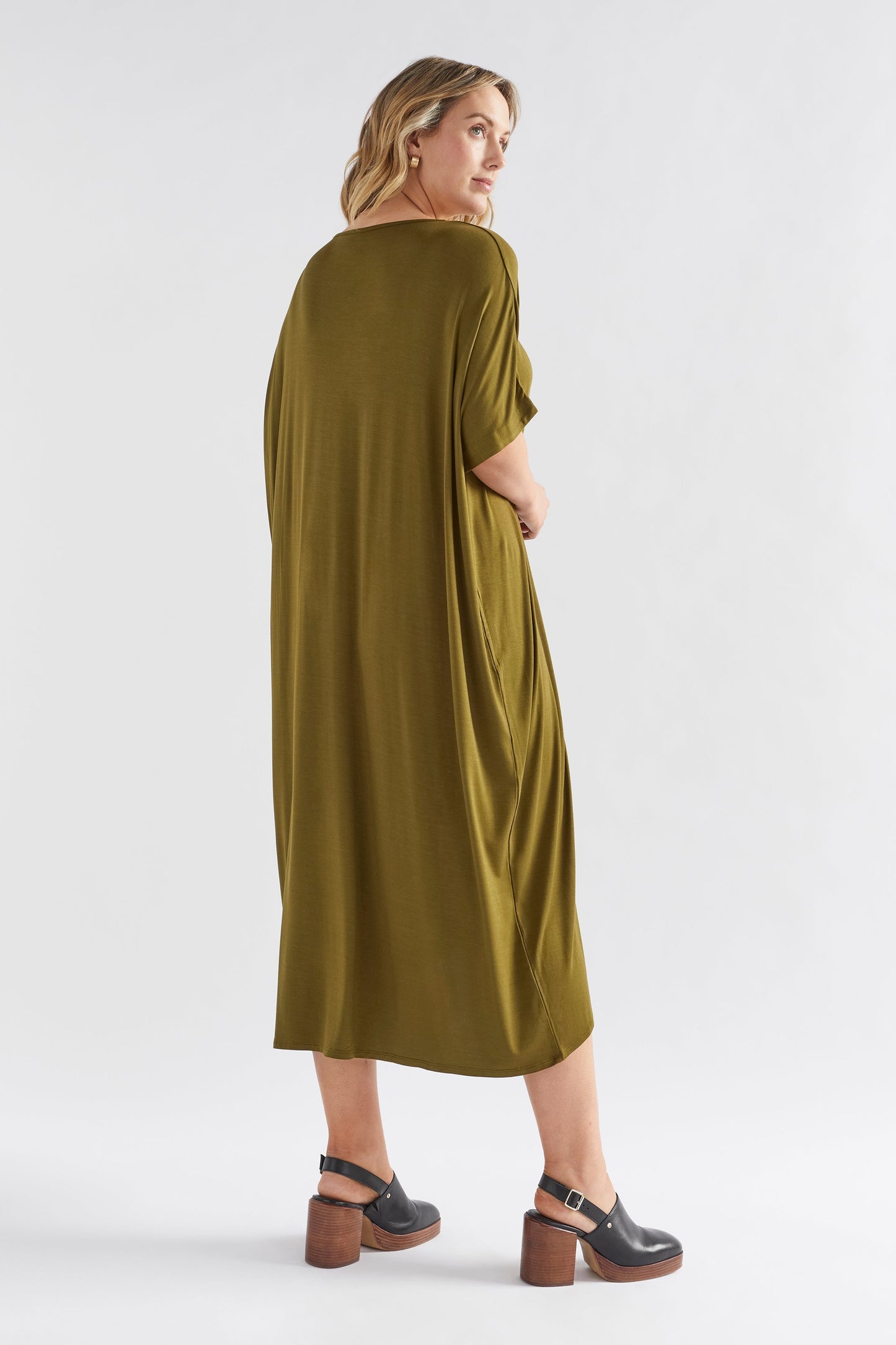 Telse Oversized Stretch T-shirt Dress Model Back | DARK CITRONELLE